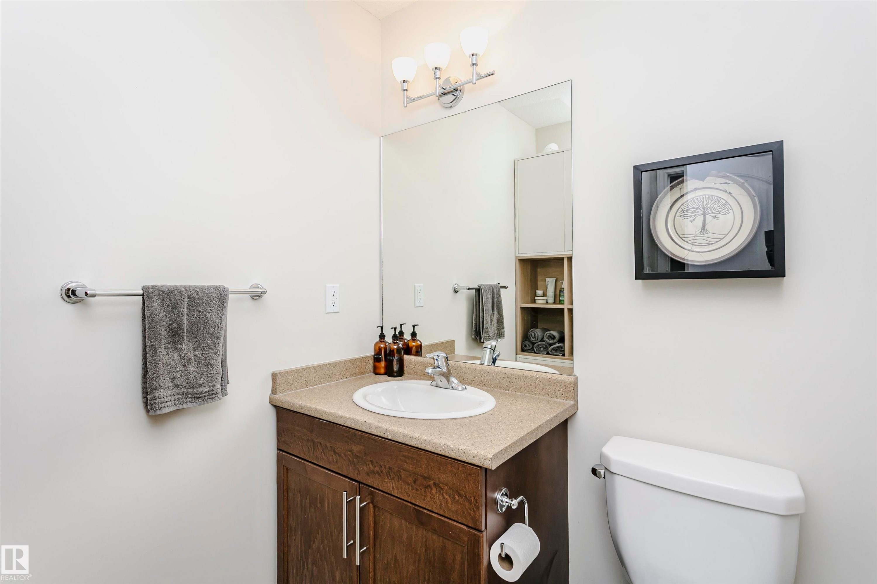 9359 74 Avenue, Edmonton, AB - Indoor Photo Showing Bathroom