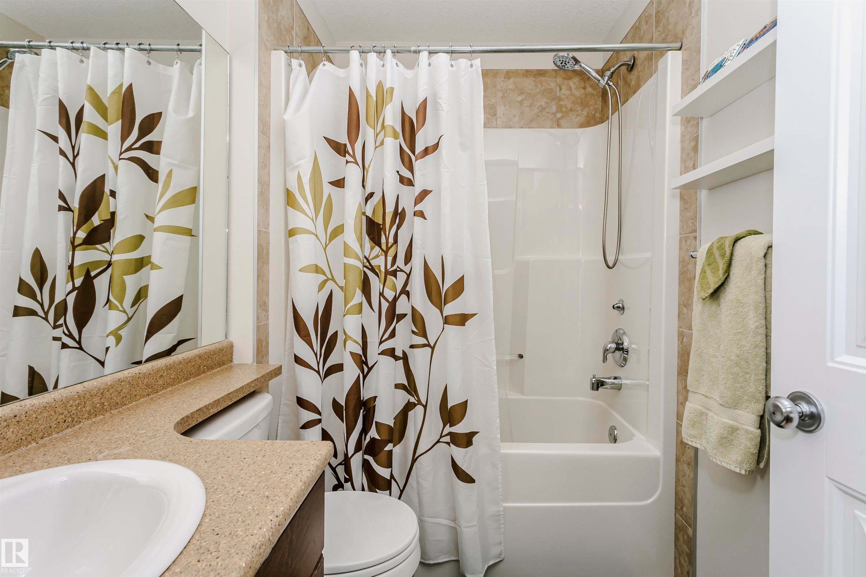 9359 74 Avenue, Edmonton, AB - Indoor Photo Showing Bathroom