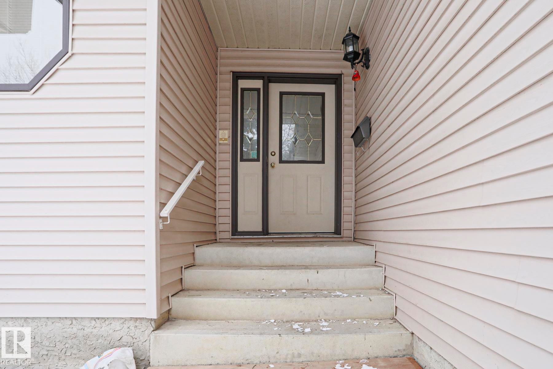 507 Burton Close, Edmonton, AB - Outdoor With Exterior