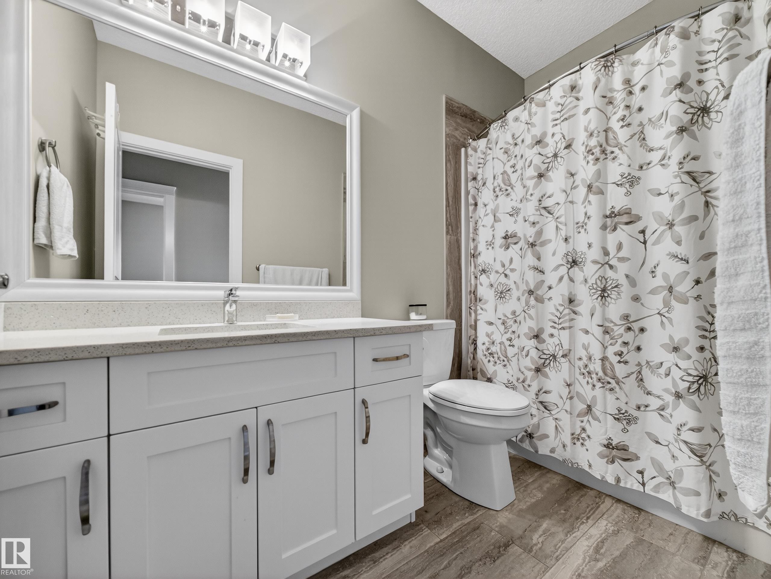 1047 Coopers Hawk Link Link, Edmonton, AB - Indoor Photo Showing Bathroom