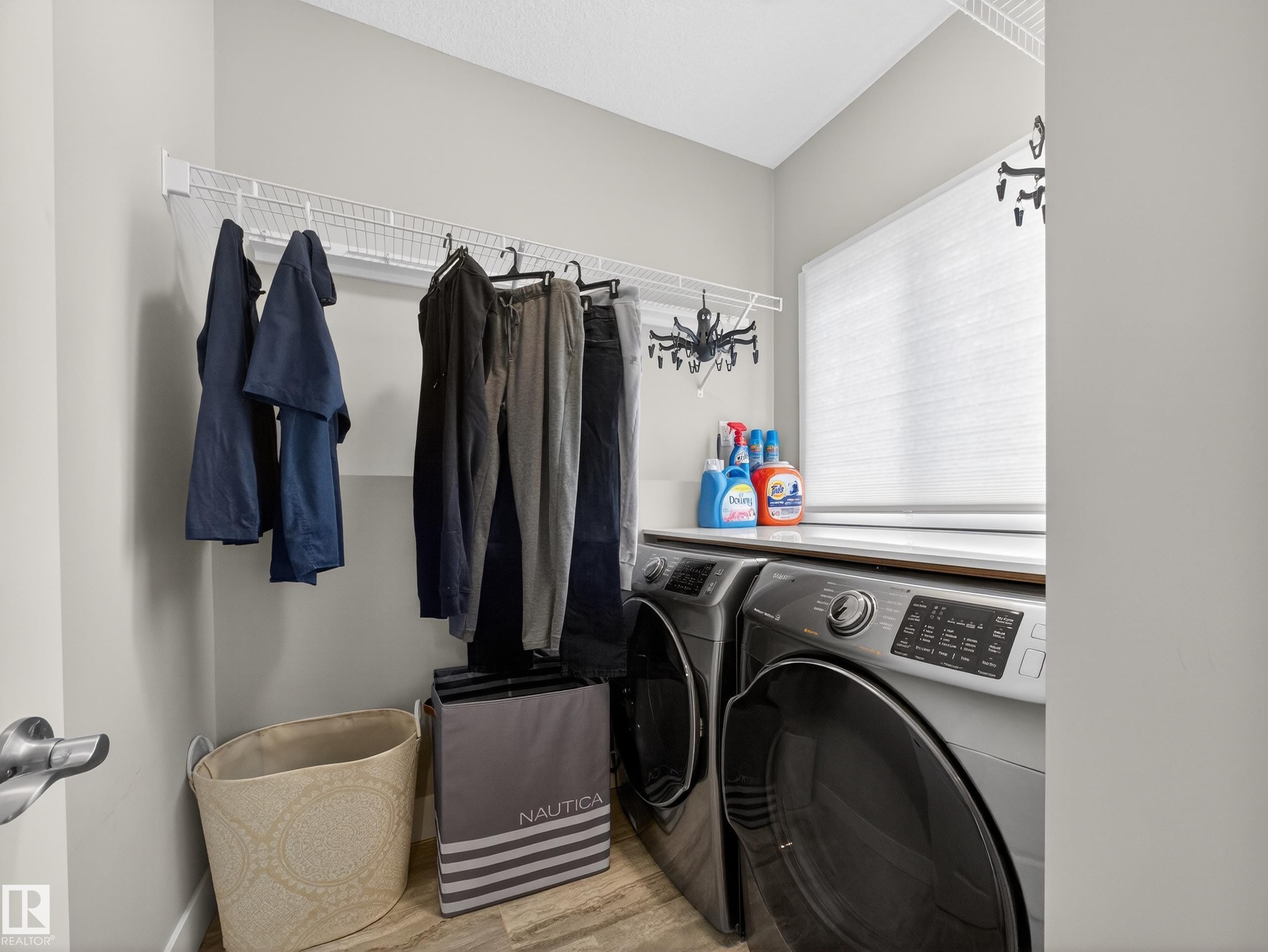 1047 Coopers Hawk Link Link, Edmonton, AB - Indoor Photo Showing Laundry Room