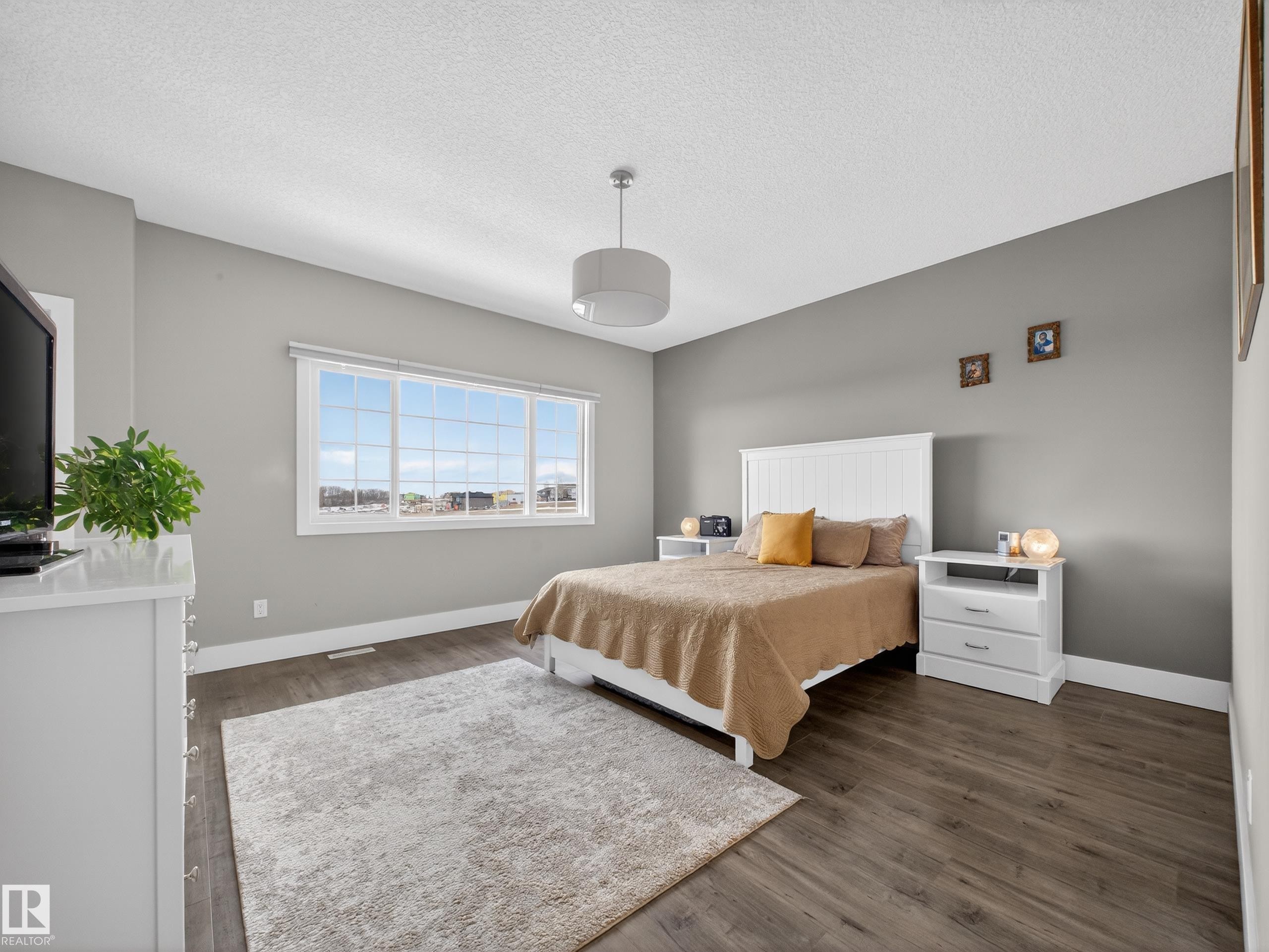 1047 Coopers Hawk Link Link, Edmonton, AB - Indoor Photo Showing Bedroom