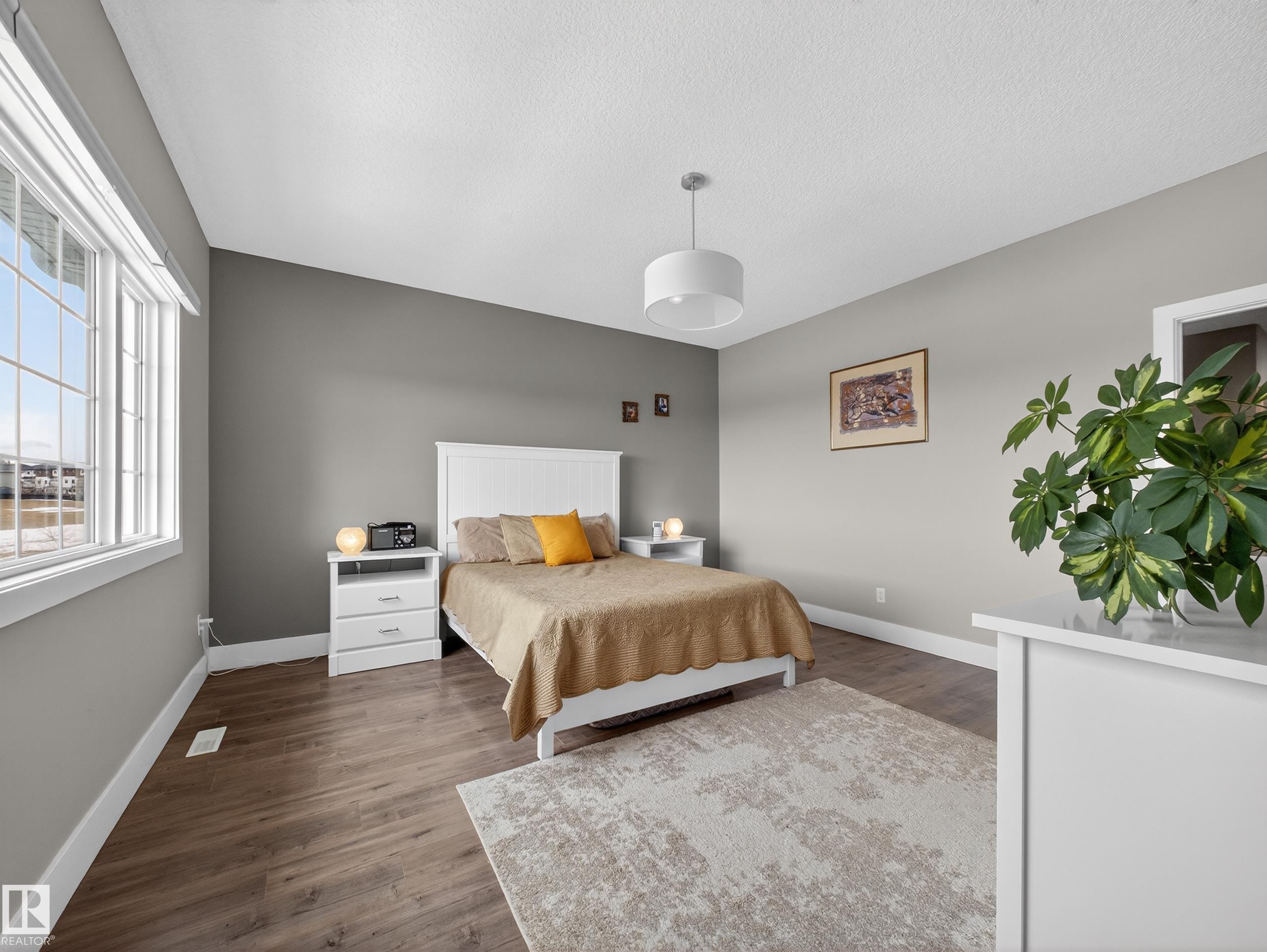 1047 Coopers Hawk Link Link, Edmonton, AB - Indoor Photo Showing Bedroom