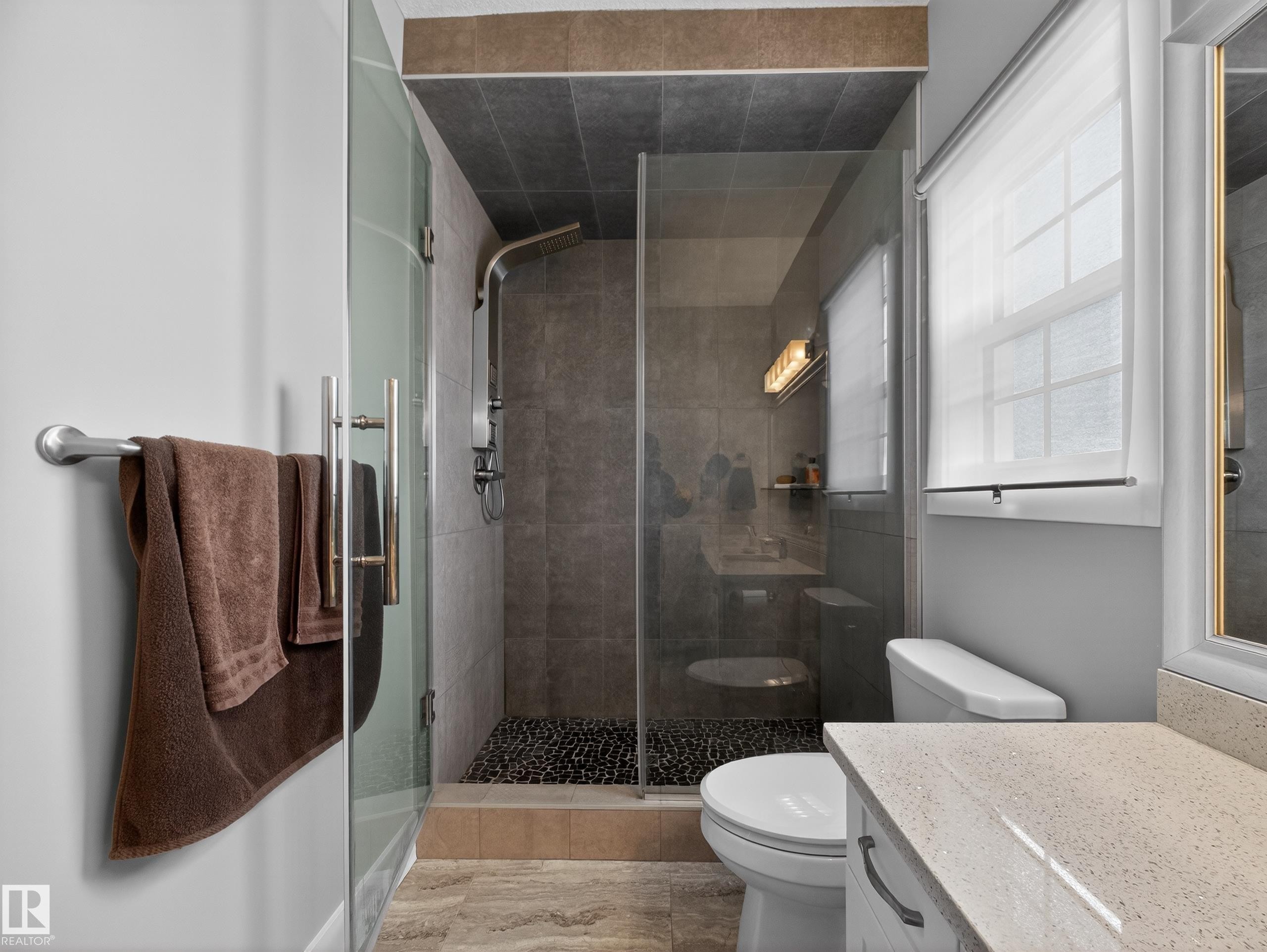 1047 Coopers Hawk Link Link, Edmonton, AB - Indoor Photo Showing Bathroom