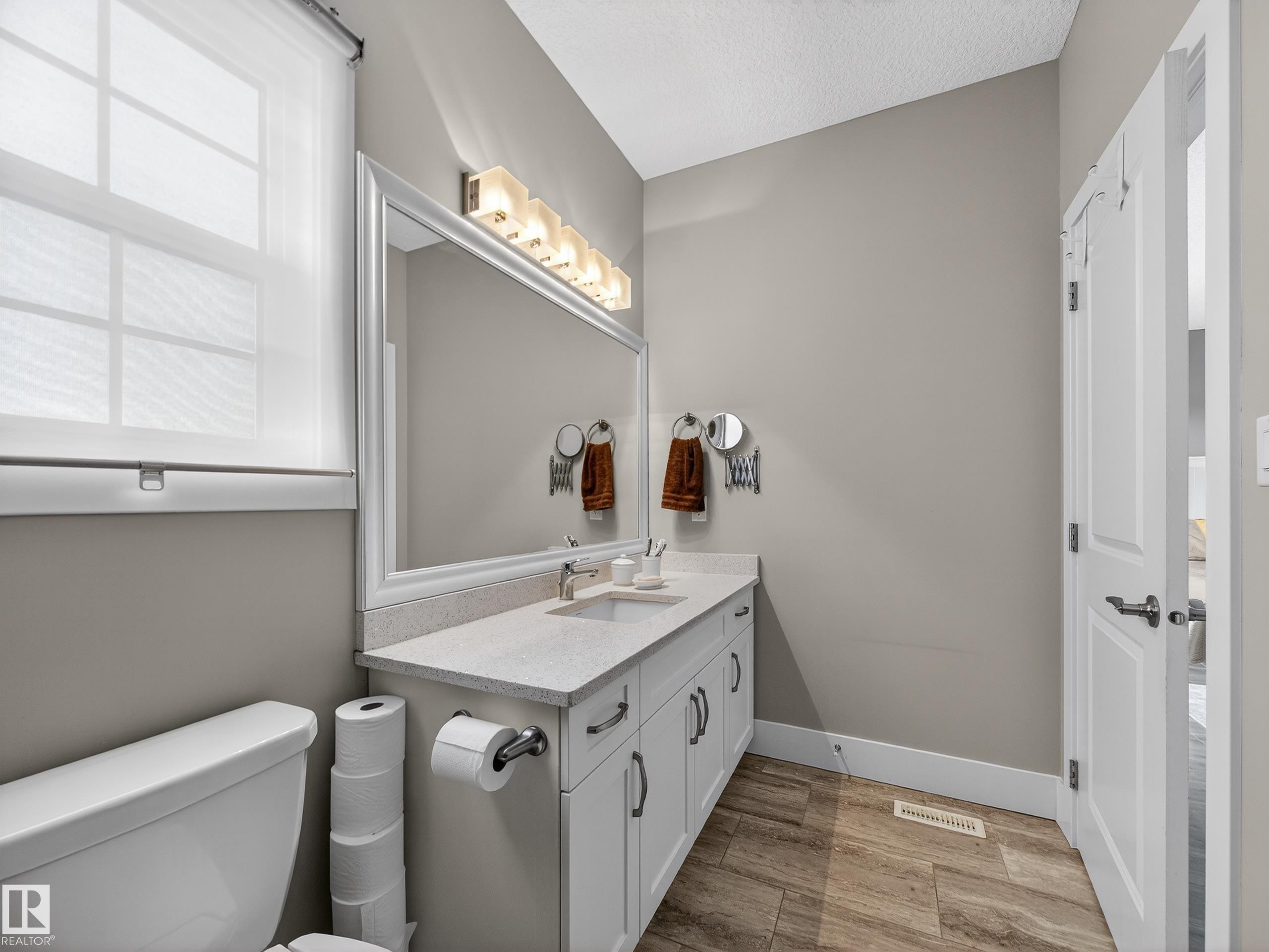 1047 Coopers Hawk Link Link, Edmonton, AB - Indoor Photo Showing Bathroom