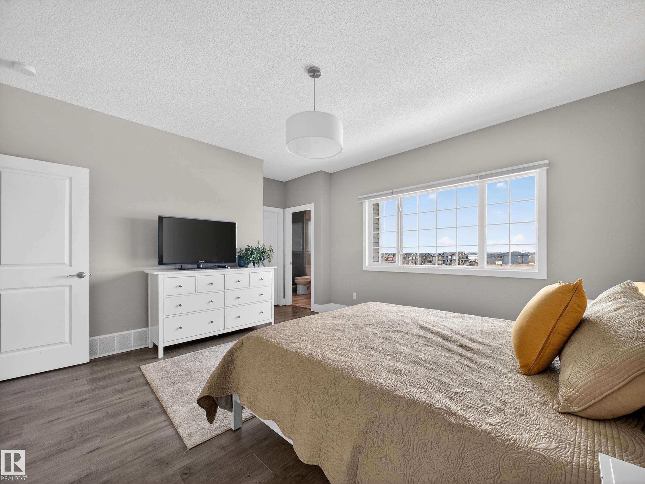 1047 Coopers Hawk Link Link, Edmonton, AB - Indoor Photo Showing Bedroom