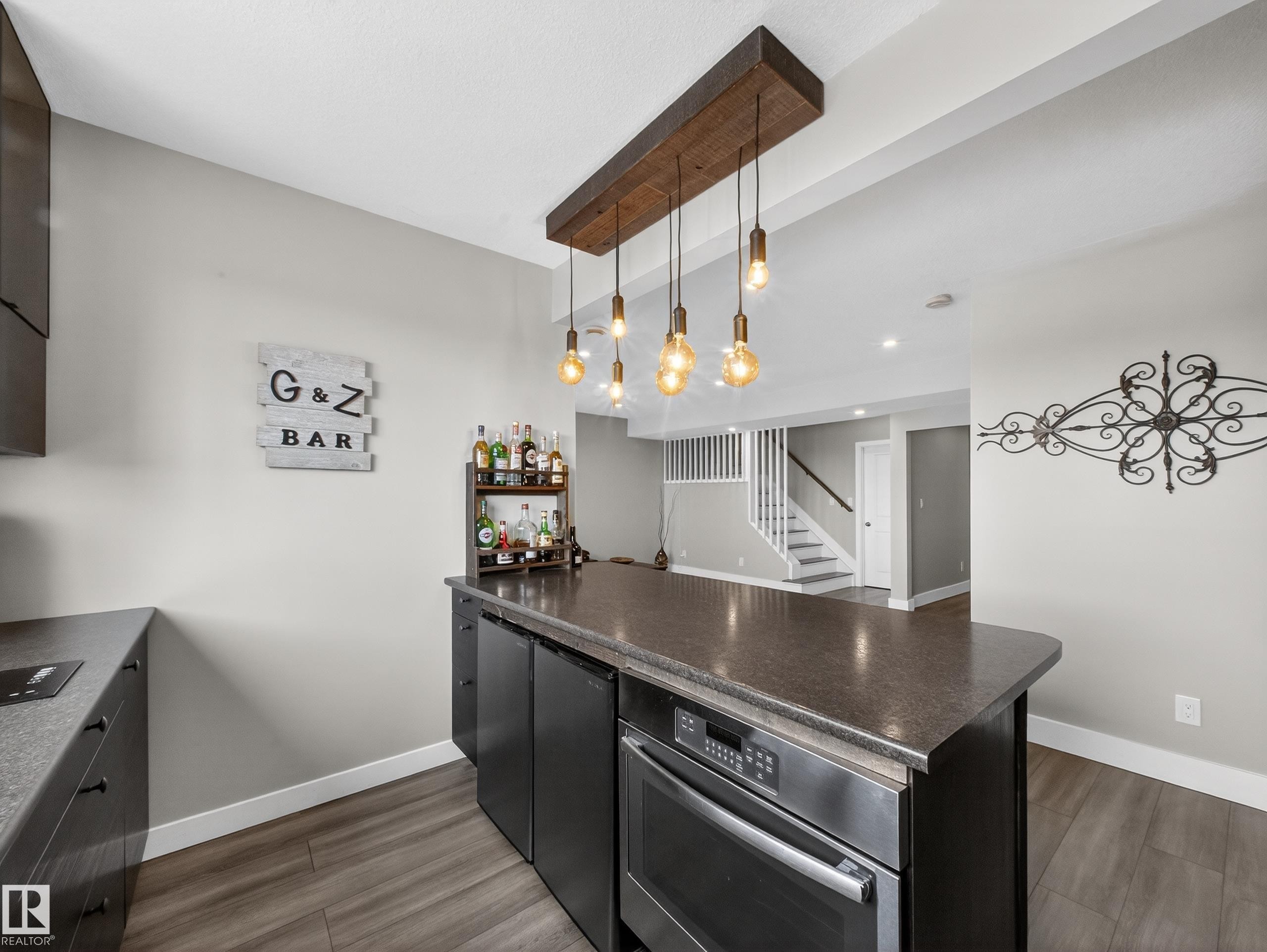 1047 Coopers Hawk Link Link, Edmonton, AB - Indoor Photo Showing Kitchen