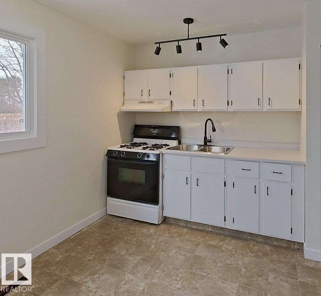 4507 35 Avenue, Edmonton, AB - Indoor Photo Showing Kitchen With Double Sink