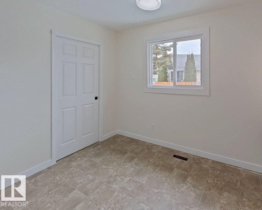 4507 35 Avenue, Edmonton, AB - Indoor Photo Showing Other Room