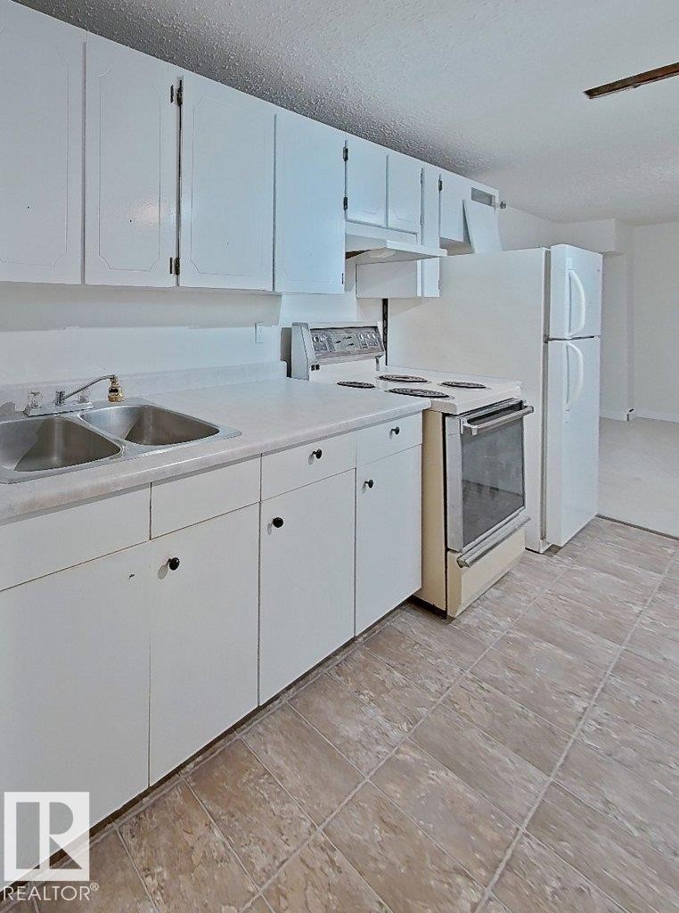 4507 35 Avenue, Edmonton, AB - Indoor Photo Showing Kitchen With Double Sink