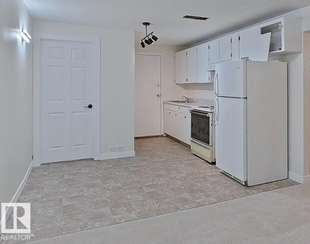 4507 35 Avenue, Edmonton, AB - Indoor Photo Showing Kitchen
