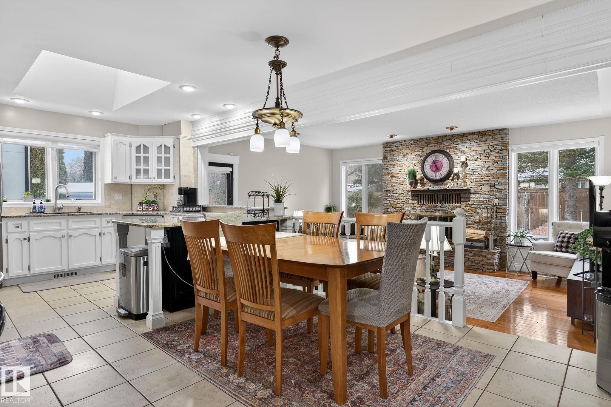 158 Wolf Ridge Place, Edmonton, AB - Indoor Photo Showing Dining Room