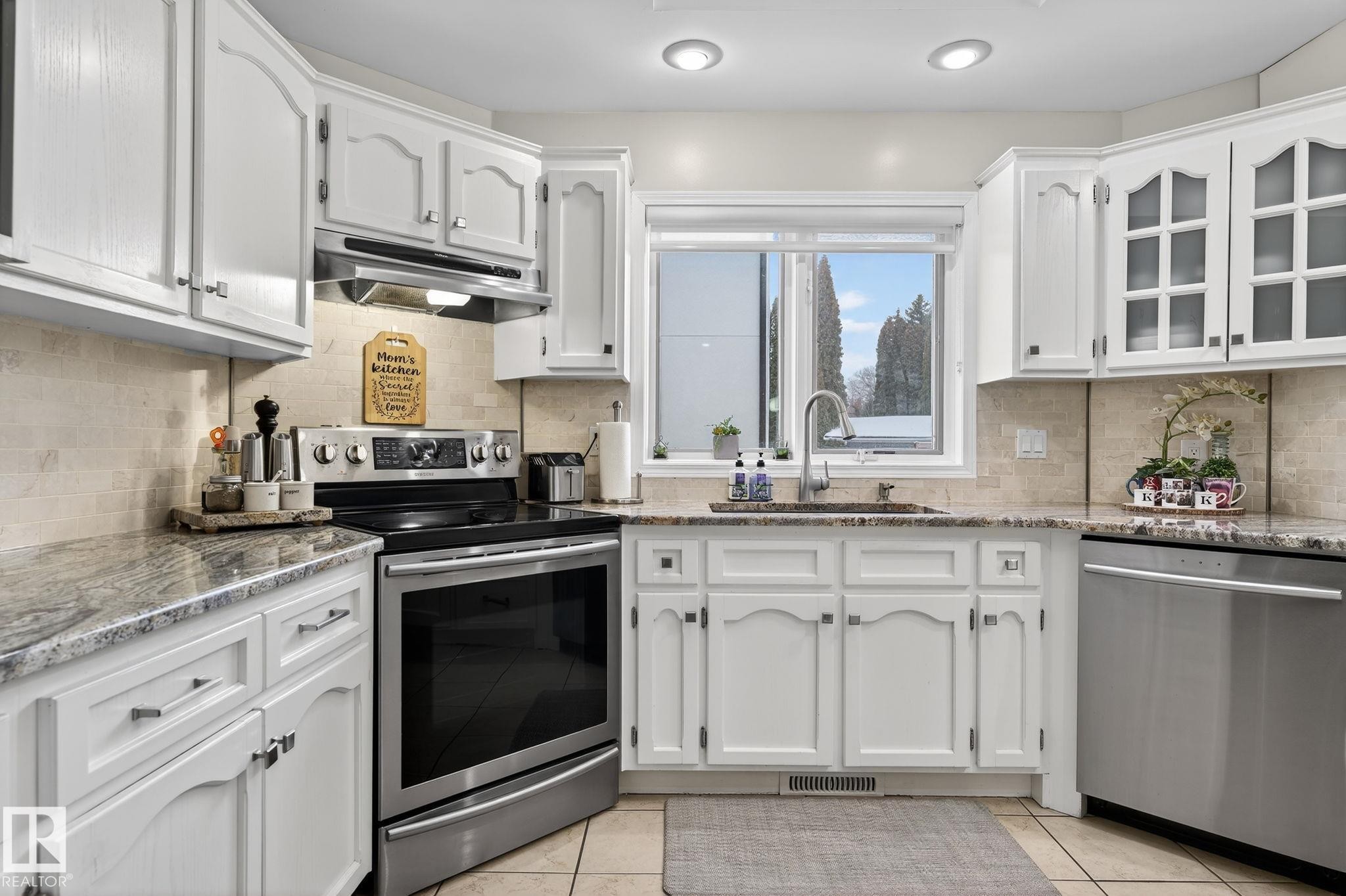 158 Wolf Ridge Place, Edmonton, AB - Indoor Photo Showing Kitchen