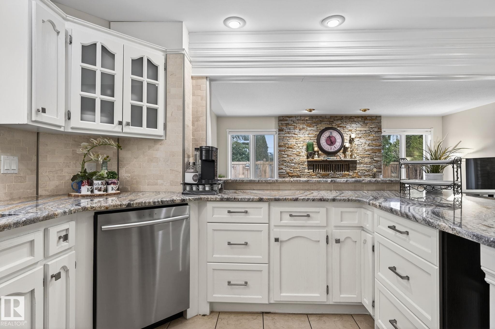 158 Wolf Ridge Place, Edmonton, AB - Indoor Photo Showing Kitchen With Upgraded Kitchen