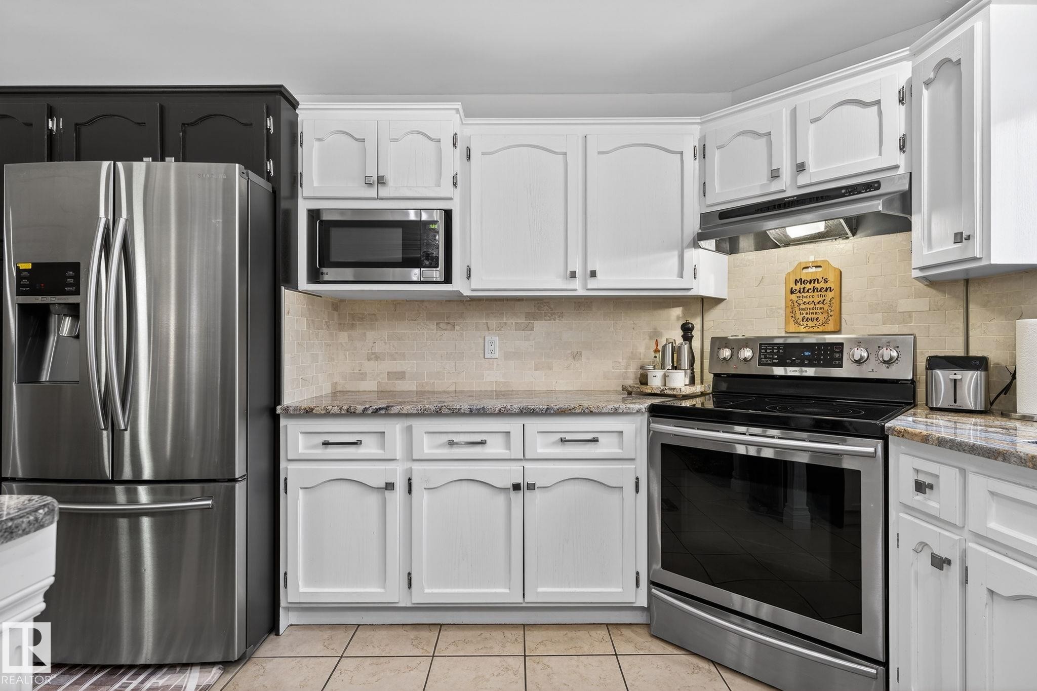 158 Wolf Ridge Place, Edmonton, AB - Indoor Photo Showing Kitchen