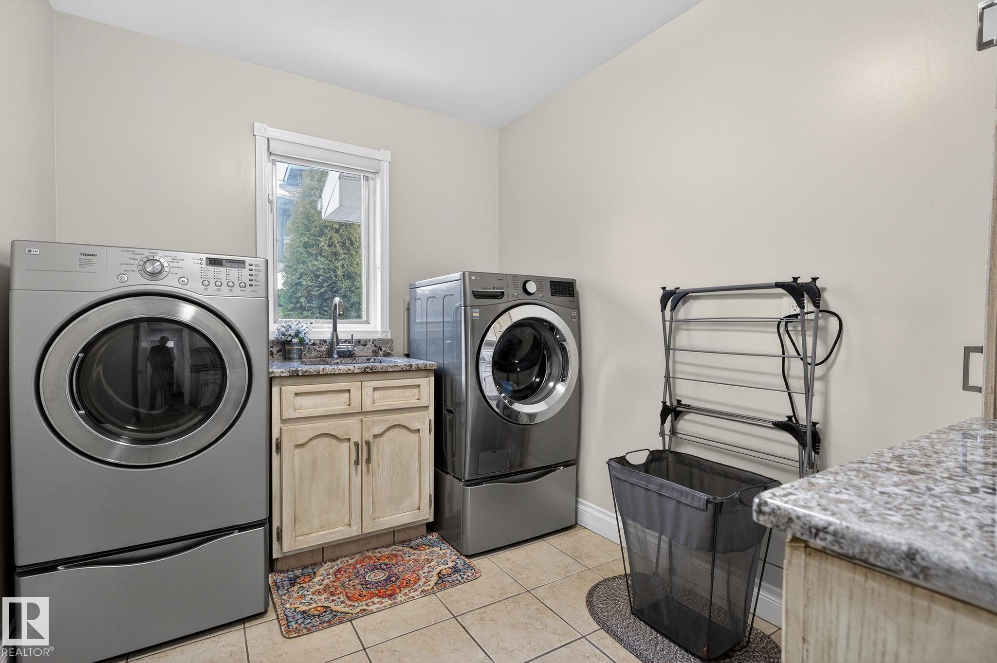 158 Wolf Ridge Place, Edmonton, AB - Indoor Photo Showing Laundry Room