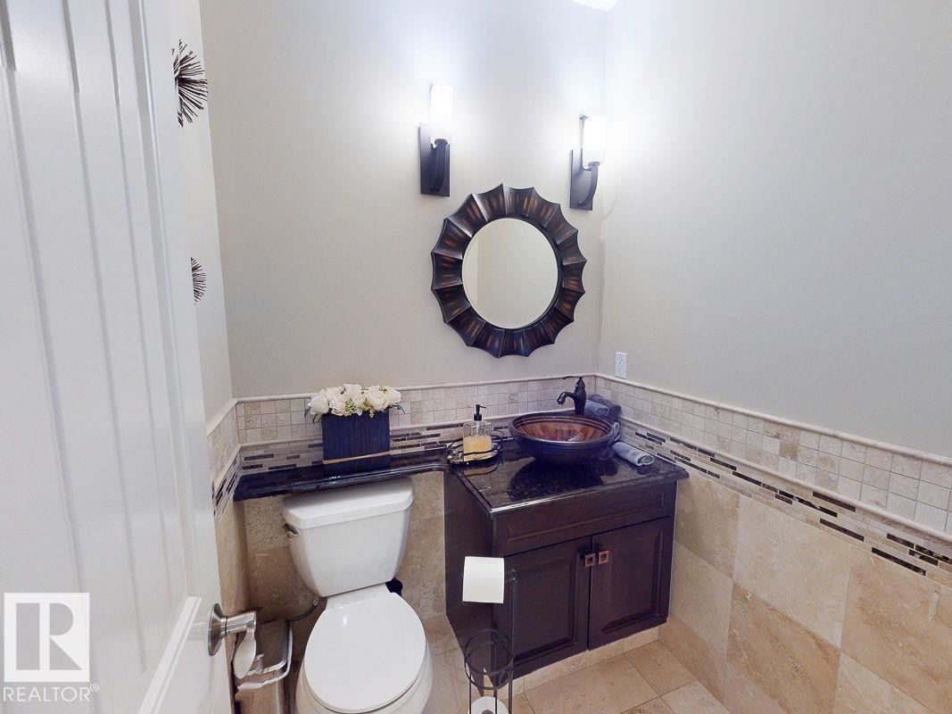 10617 174A Avenue, Edmonton, AB - Indoor Photo Showing Bathroom