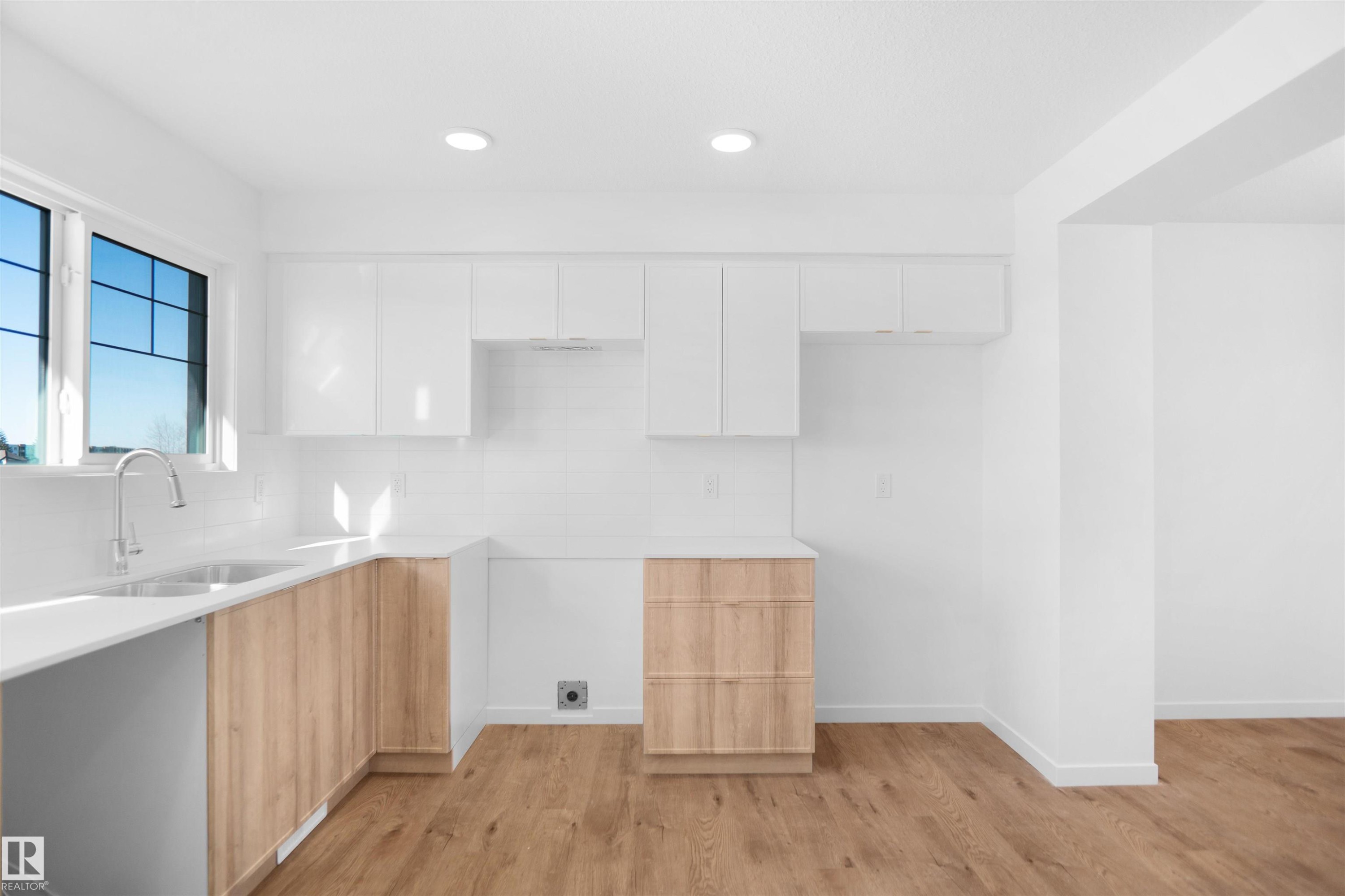 533 Aster Drive, Edmonton, AB - Indoor Photo Showing Kitchen