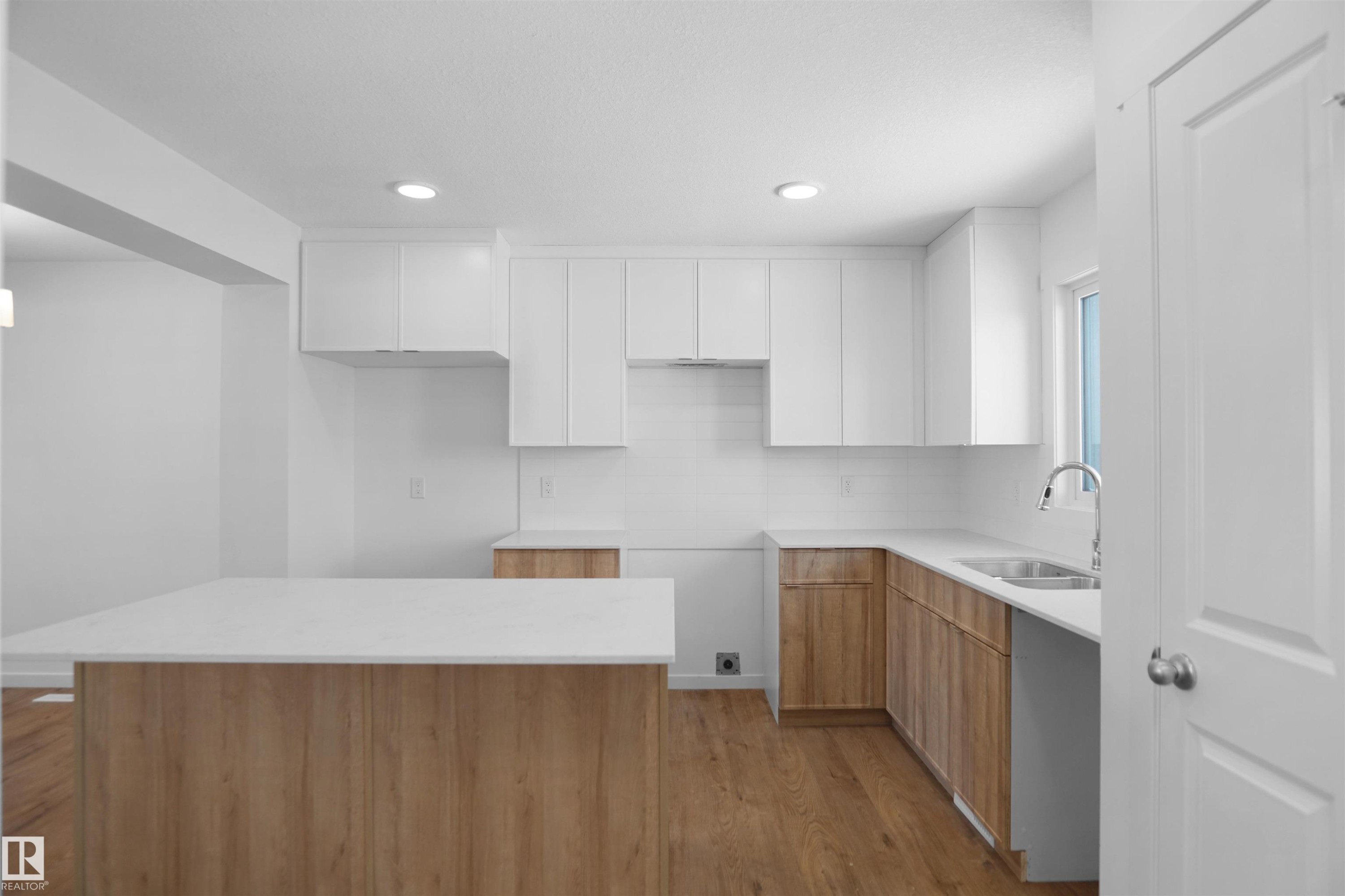 423 Aster Drive, Edmonton, AB - Indoor Photo Showing Kitchen With Double Sink