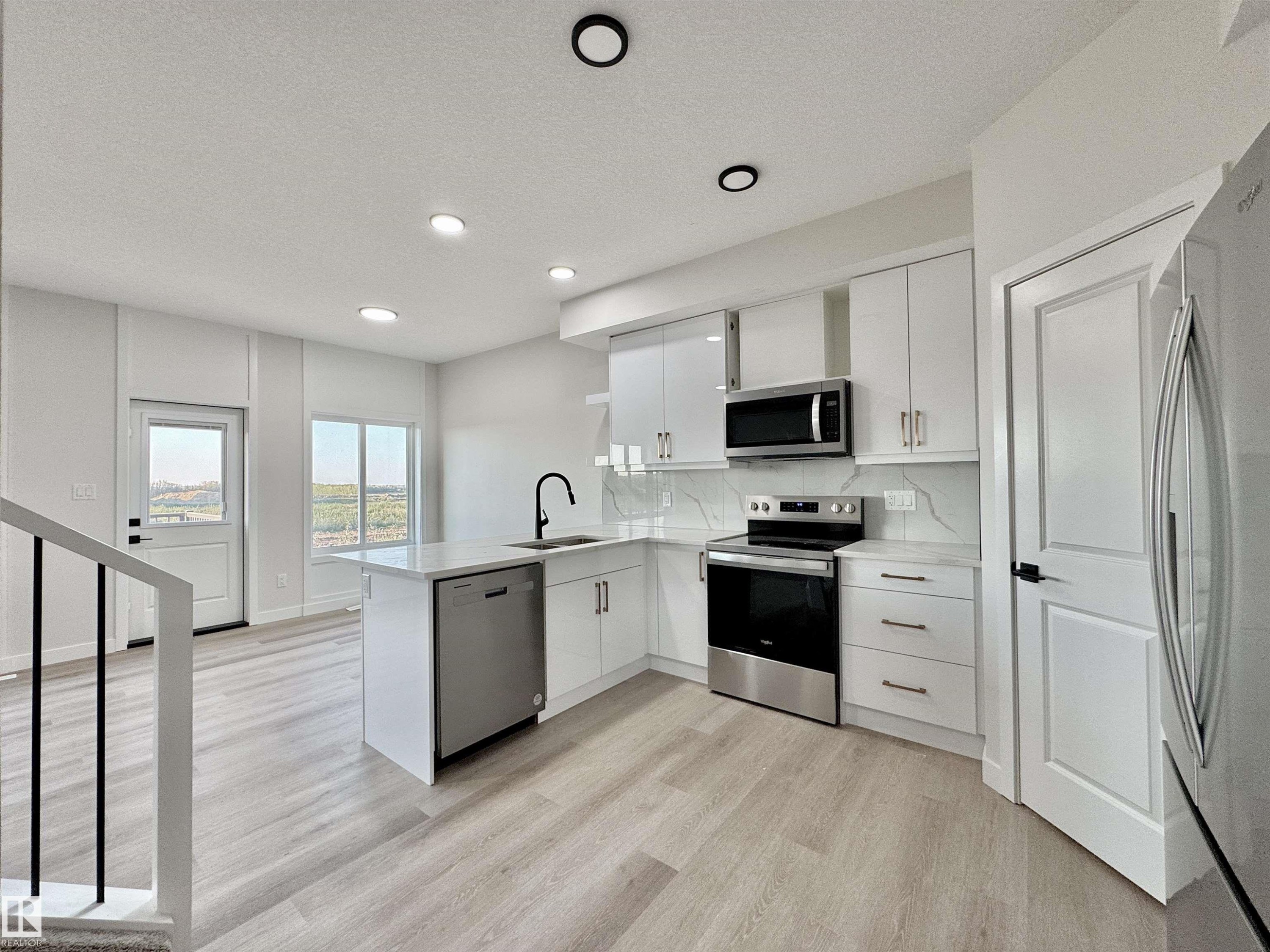 133 Pierwyck Loop, Spruce Grove, AB - Indoor Photo Showing Kitchen