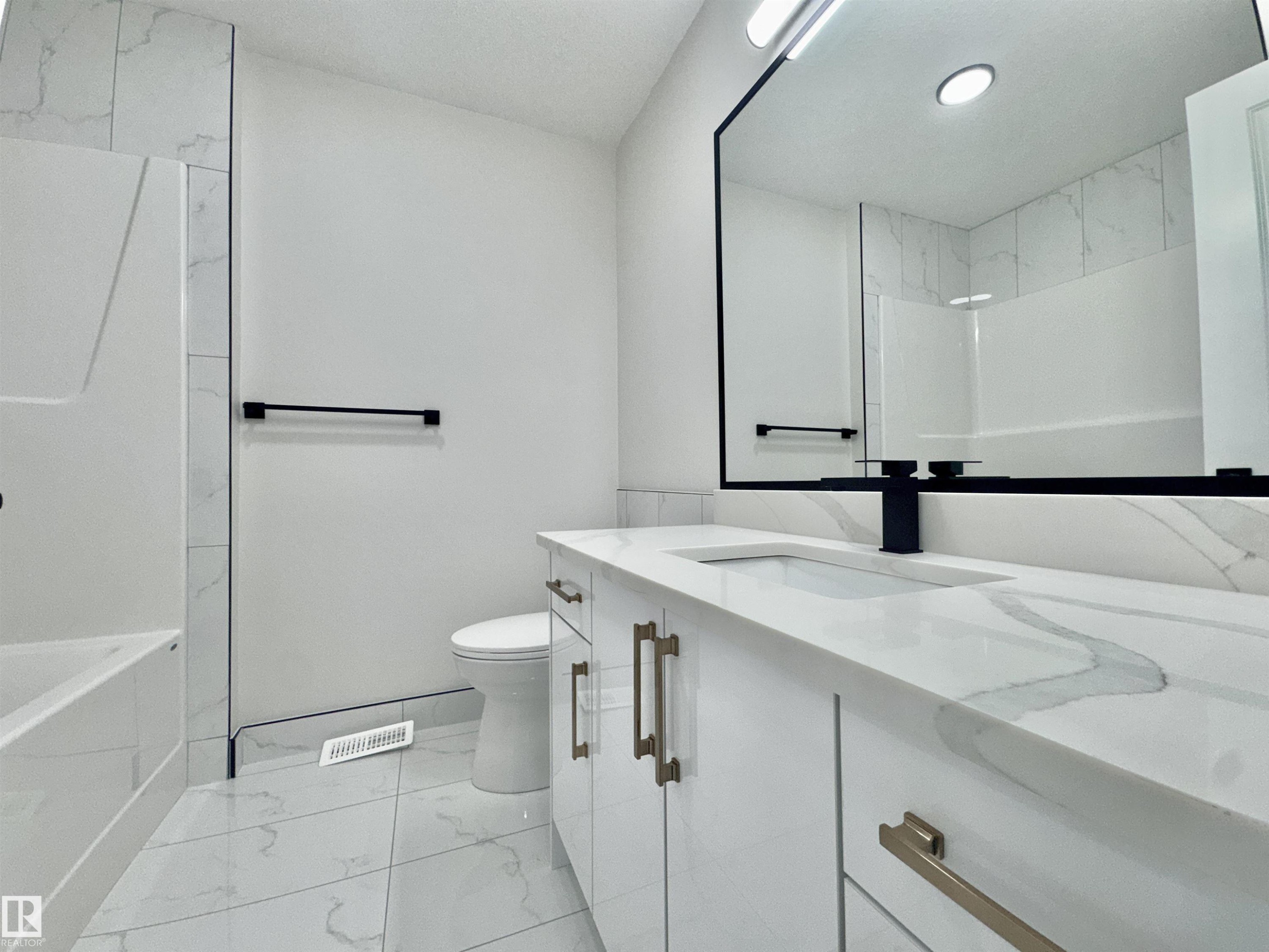 133 Pierwyck Loop, Spruce Grove, AB - Indoor Photo Showing Bathroom