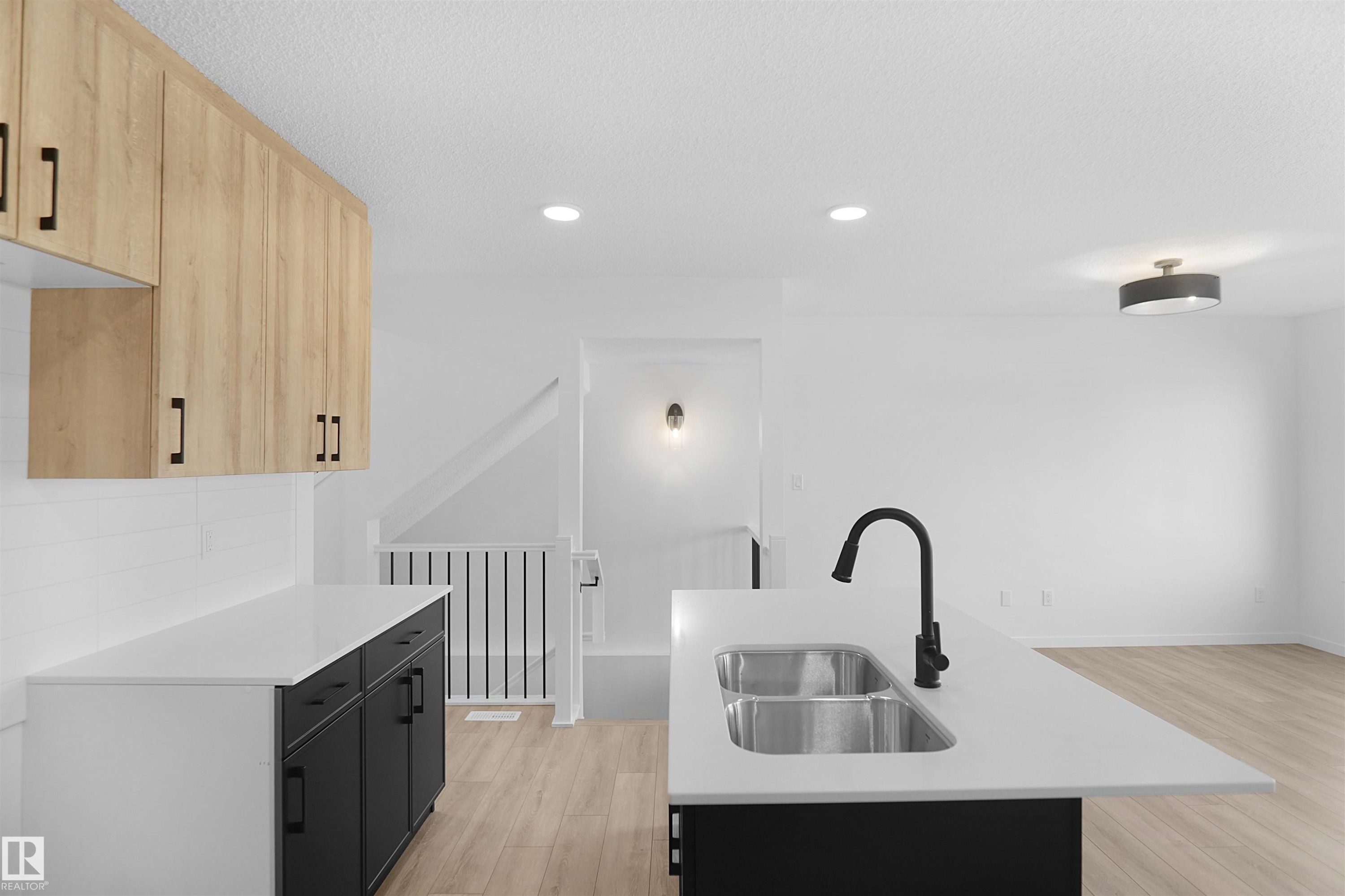 32 1430 Aster Way, Edmonton, AB - Indoor Photo Showing Kitchen With Double Sink