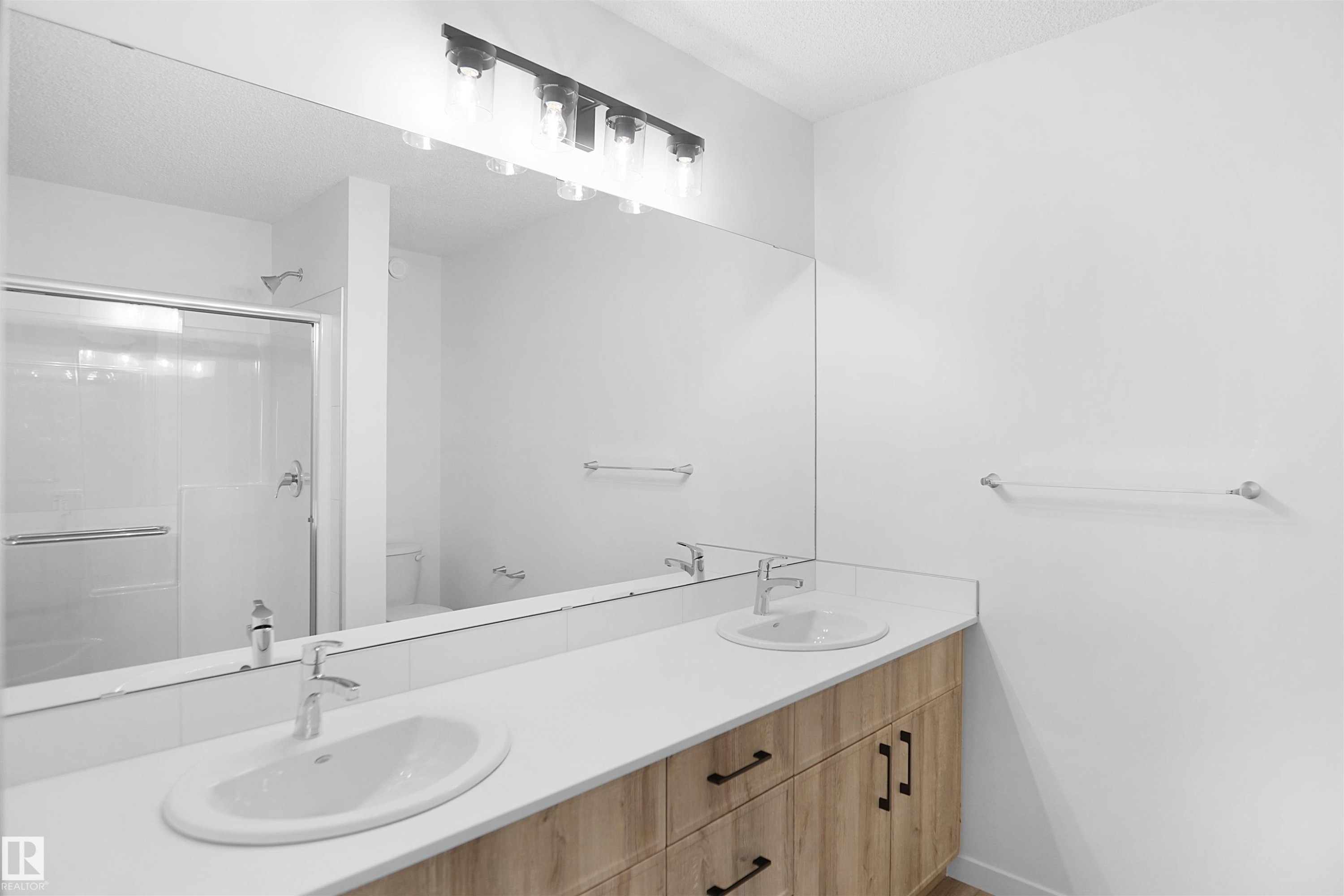 32 1430 Aster Way, Edmonton, AB - Indoor Photo Showing Bathroom