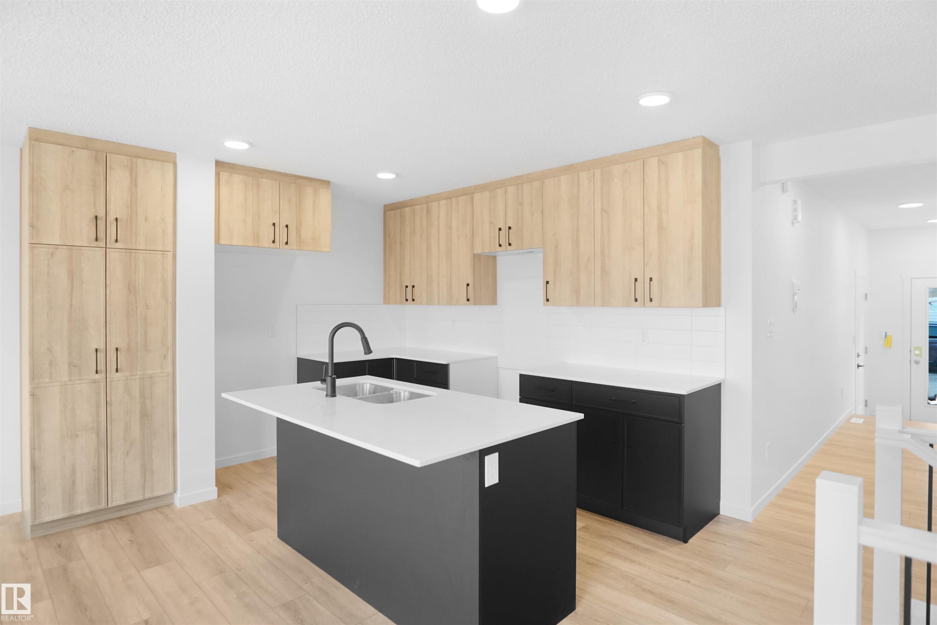 32 1430 Aster Way, Edmonton, AB - Indoor Photo Showing Kitchen With Double Sink