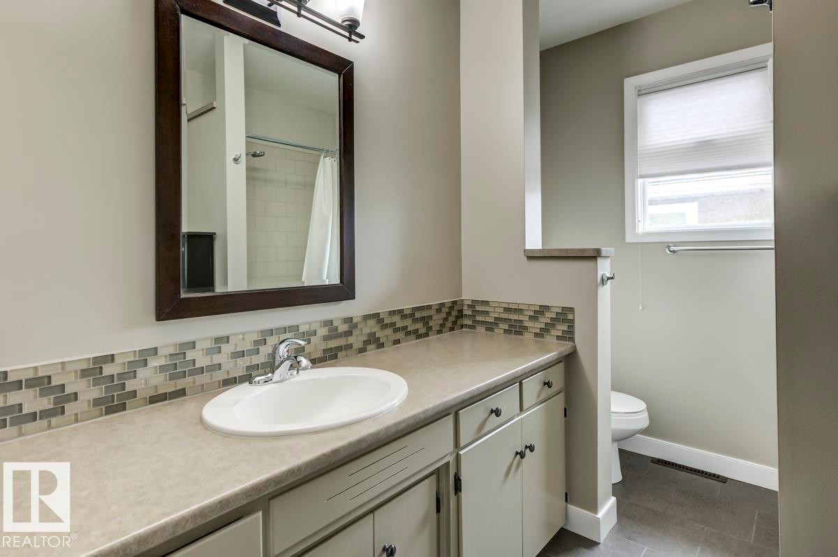 9819 67 Avenue, Edmonton, AB - Indoor Photo Showing Bathroom