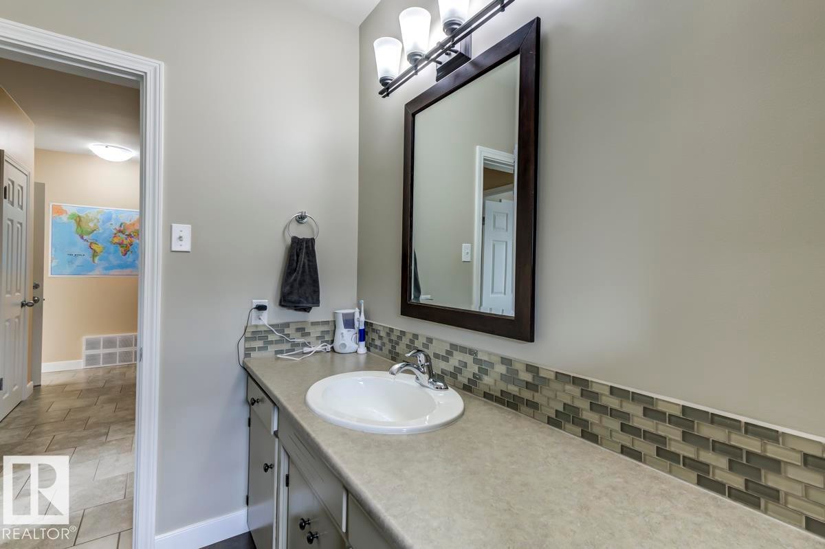 9819 67 Avenue, Edmonton, AB - Indoor Photo Showing Bathroom