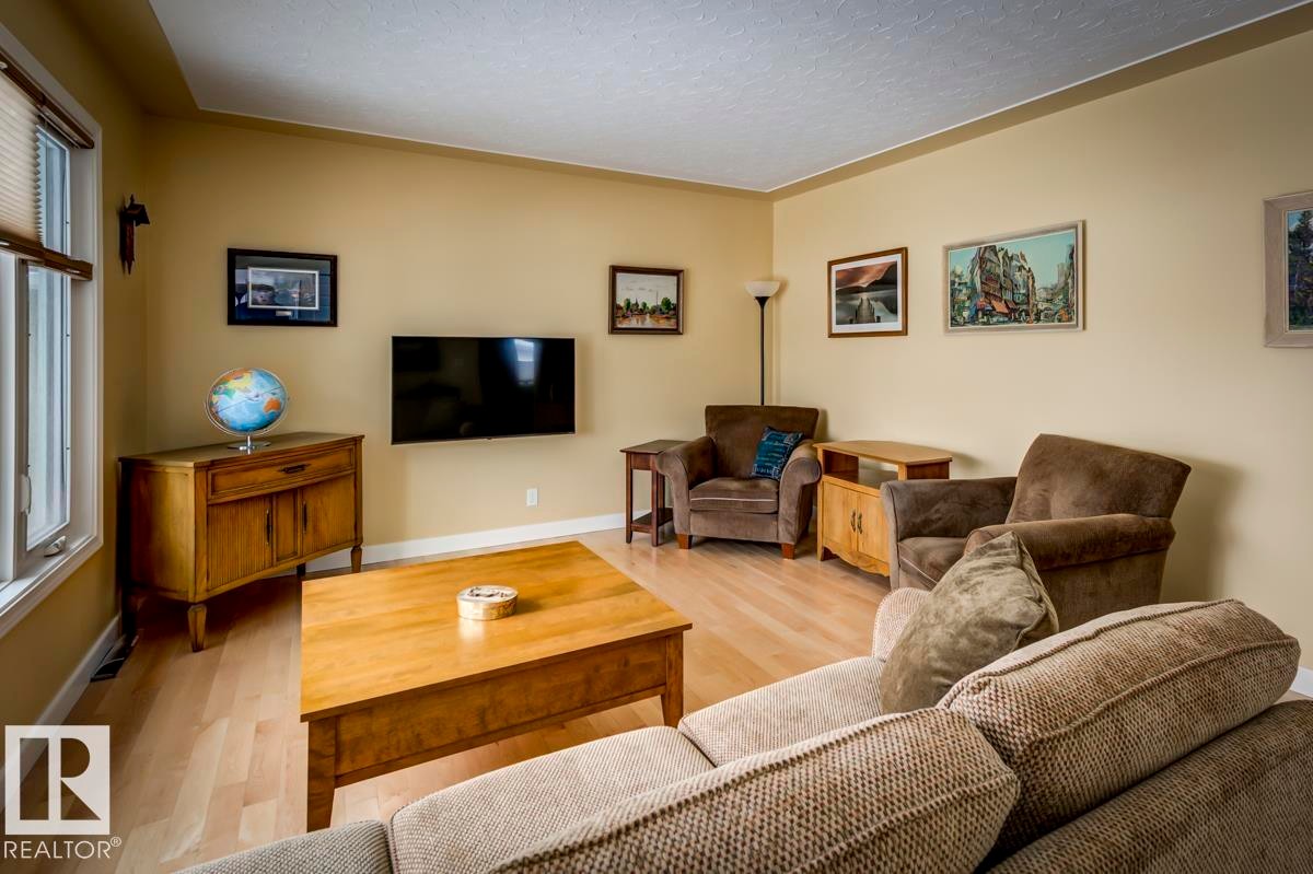 9819 67 Avenue, Edmonton, AB - Indoor Photo Showing Living Room