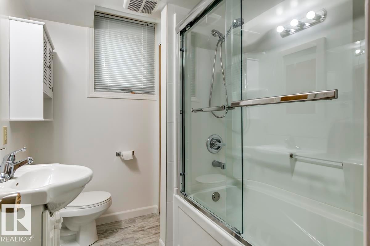 9819 67 Avenue, Edmonton, AB - Indoor Photo Showing Bathroom