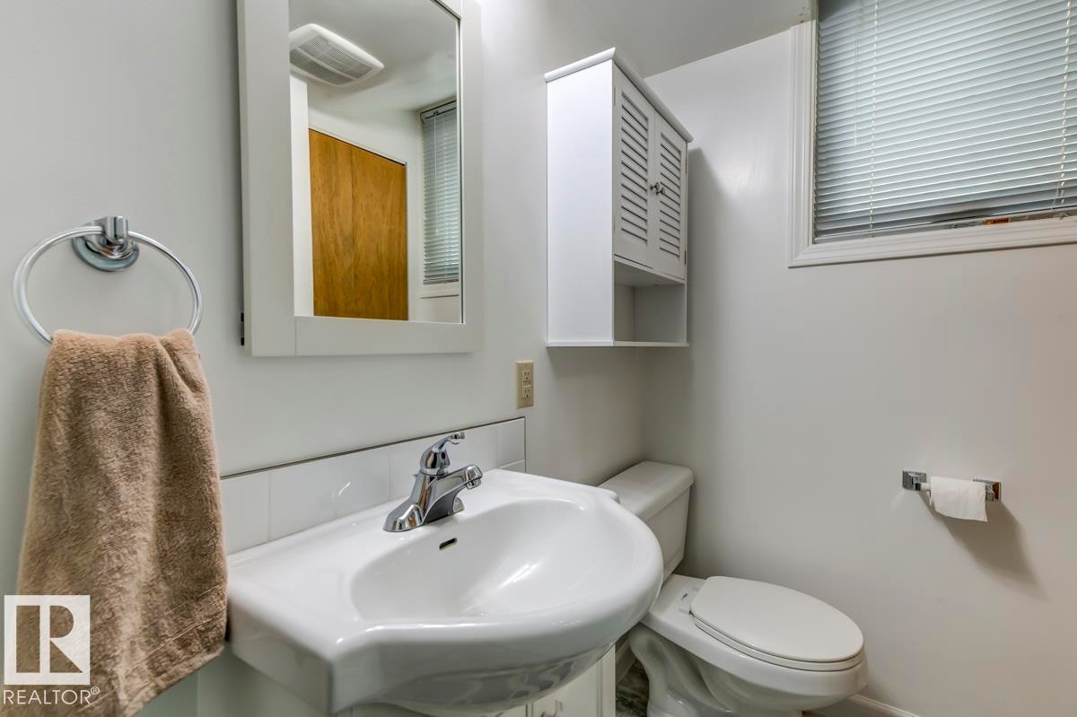 9819 67 Avenue, Edmonton, AB - Indoor Photo Showing Bathroom