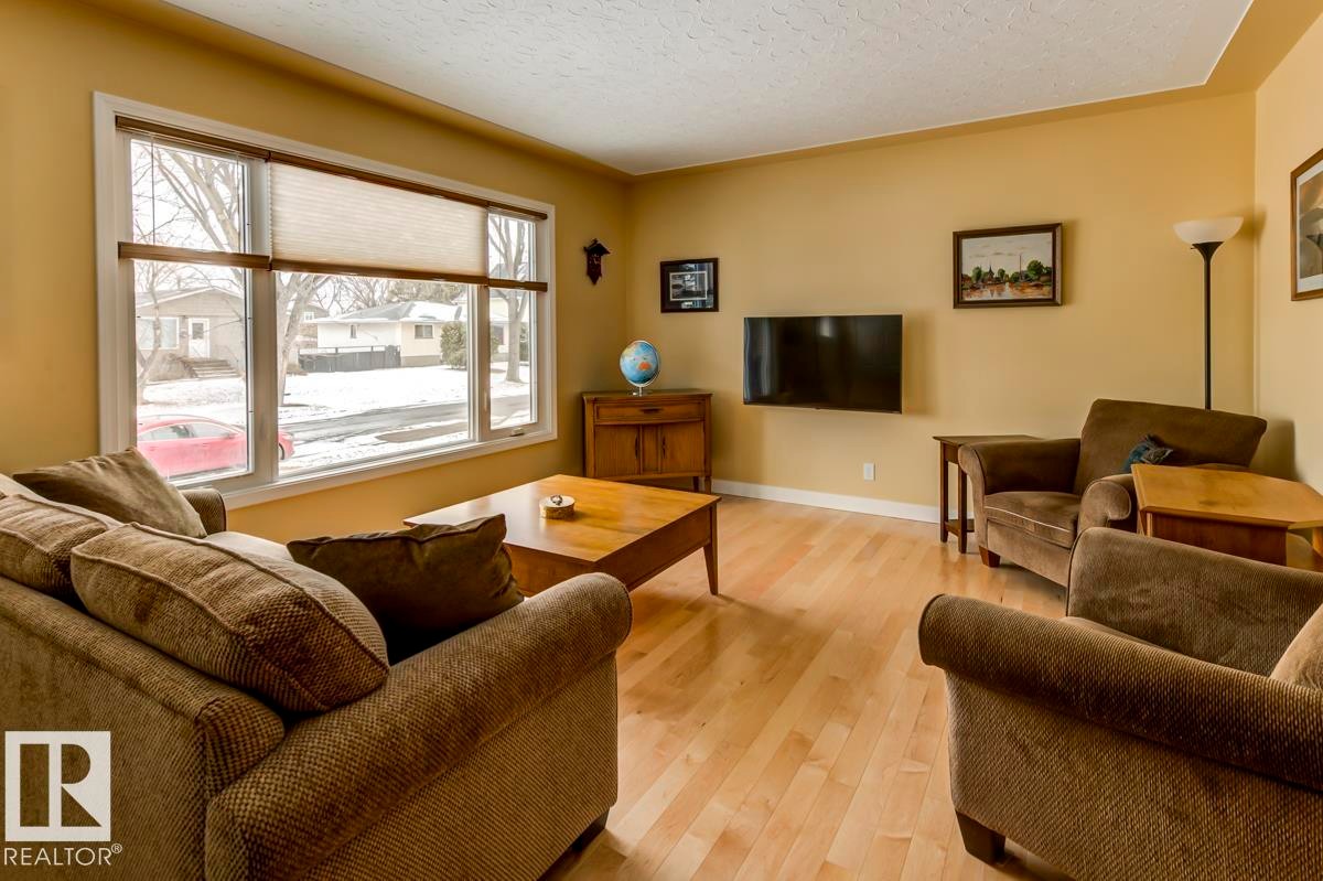 9819 67 Avenue, Edmonton, AB - Indoor Photo Showing Living Room