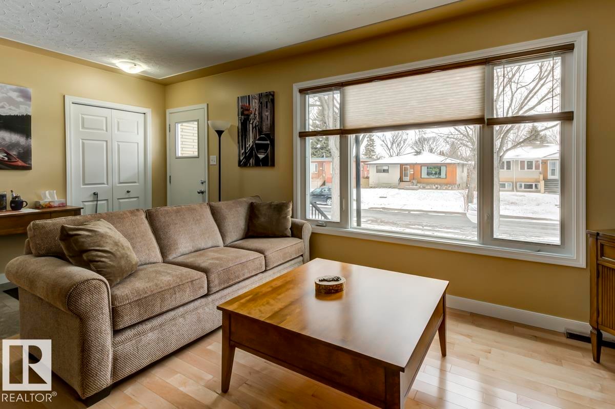 9819 67 Avenue, Edmonton, AB - Indoor Photo Showing Living Room