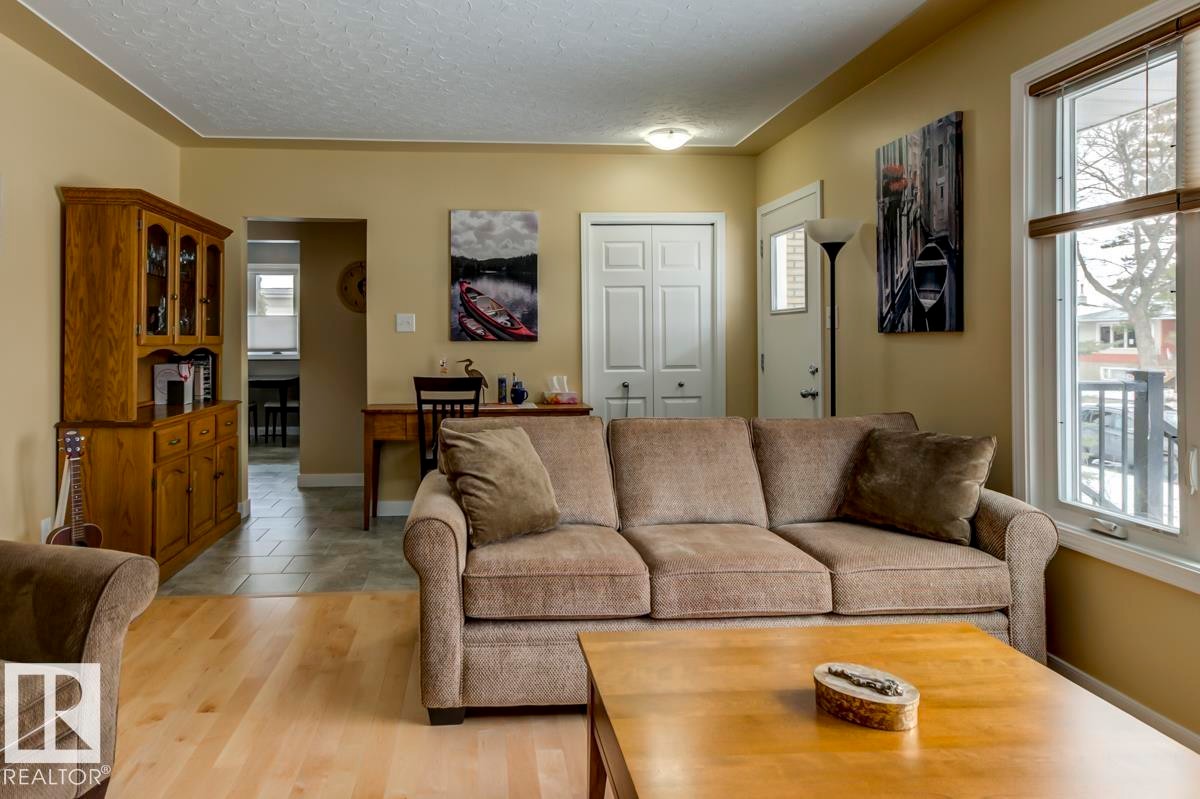 9819 67 Avenue, Edmonton, AB - Indoor Photo Showing Living Room