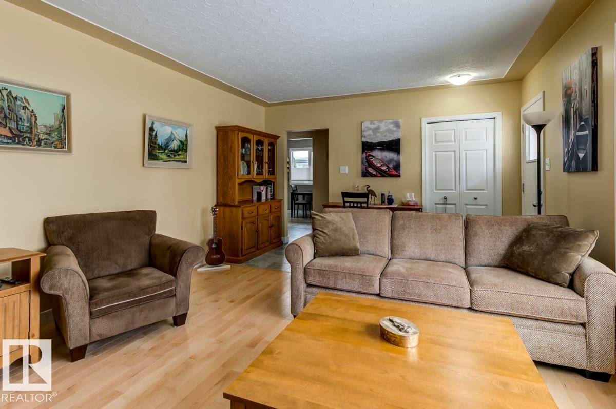 9819 67 Avenue, Edmonton, AB - Indoor Photo Showing Living Room