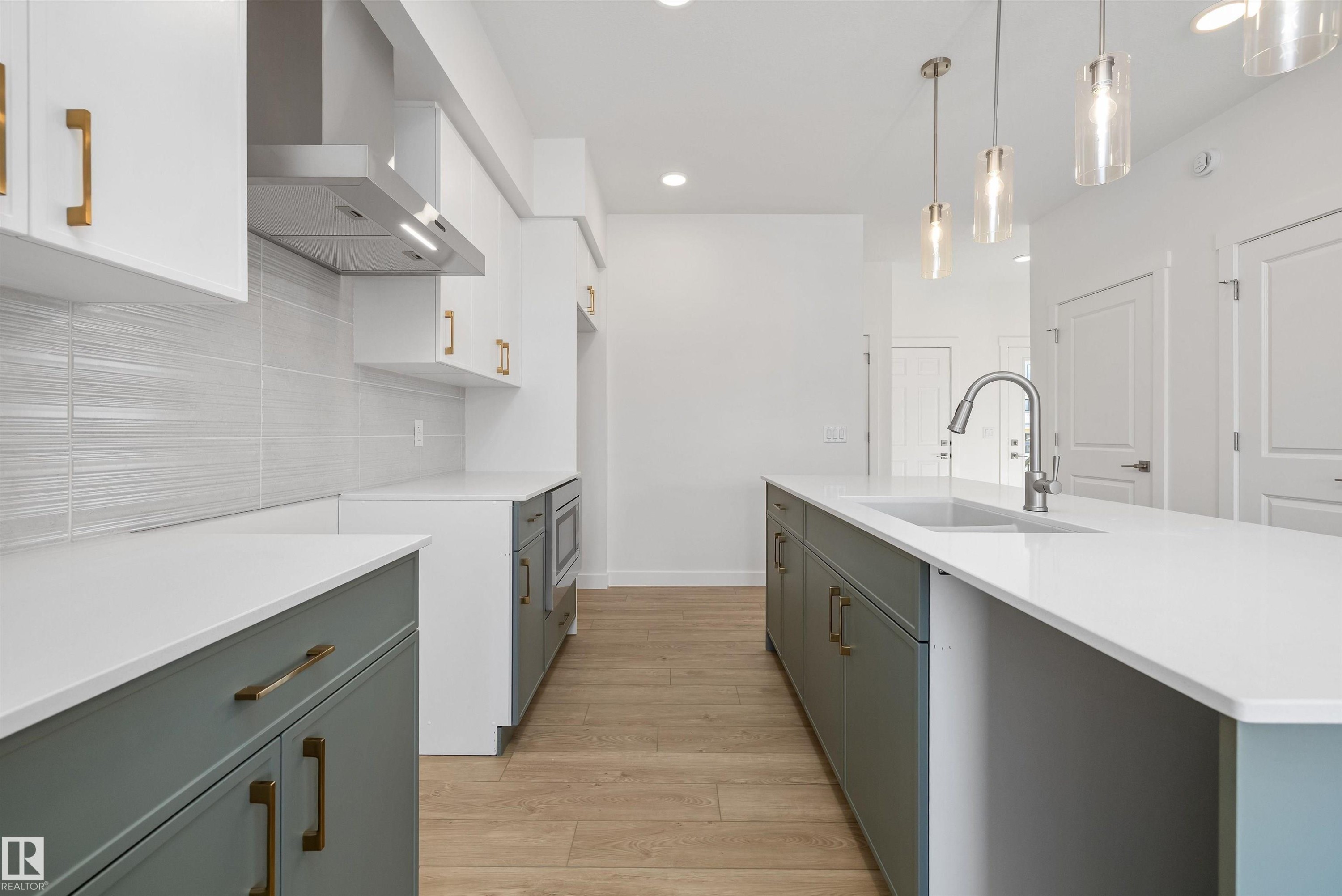 1054 Cristall Crescent, Edmonton, AB - Indoor Photo Showing Kitchen With Upgraded Kitchen