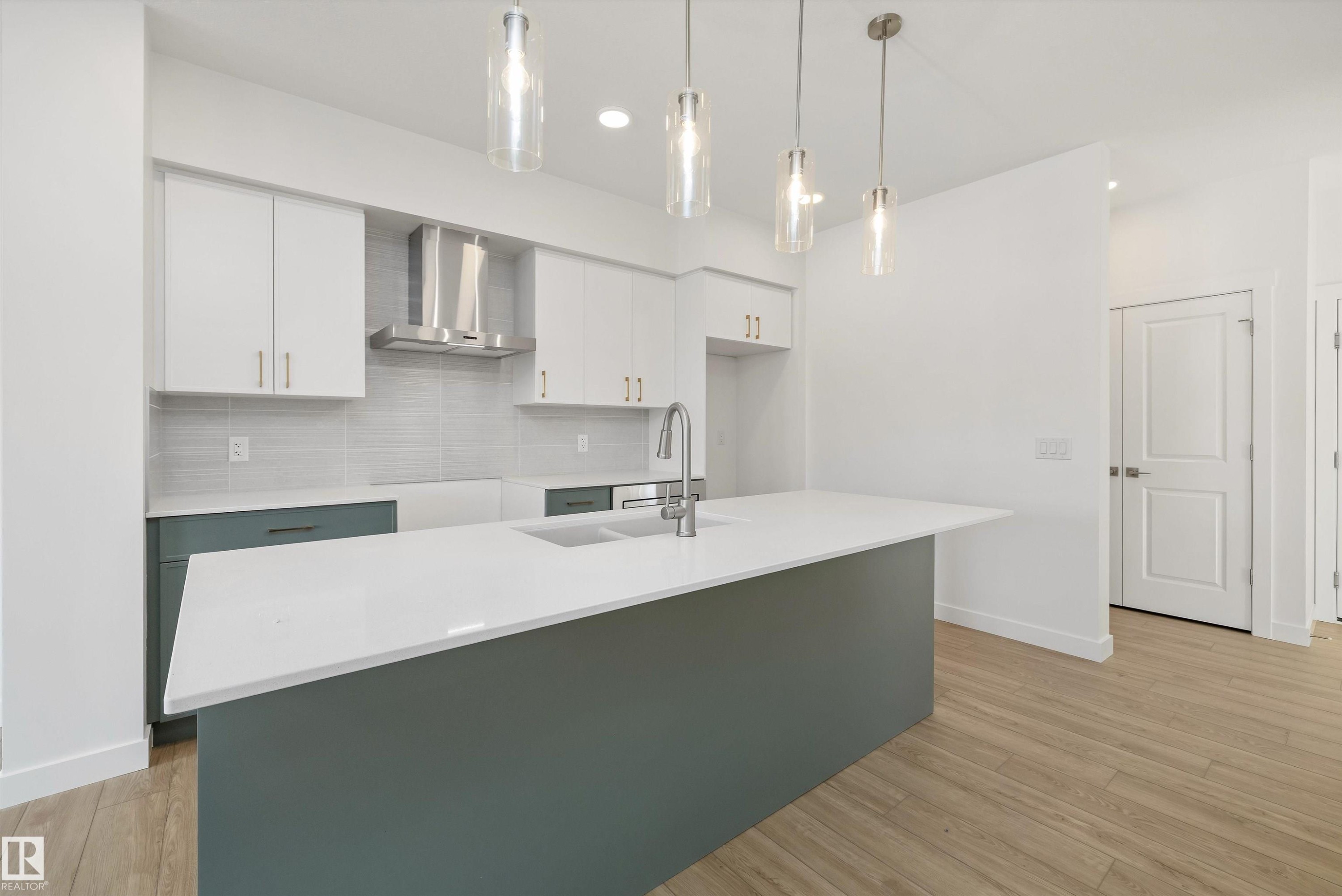 1054 Cristall Crescent, Edmonton, AB - Indoor Photo Showing Kitchen With Upgraded Kitchen