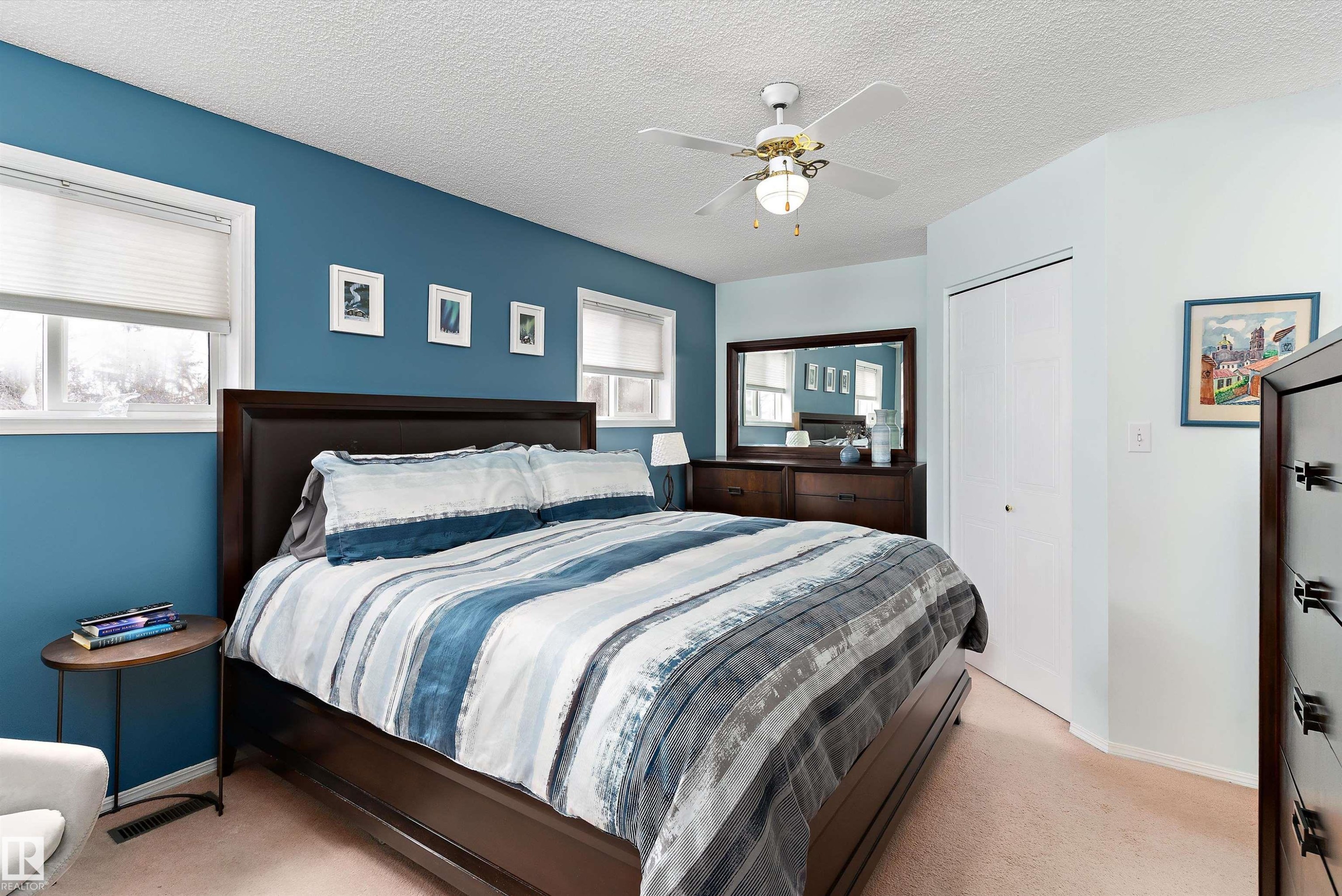 The bedroom features a ceiling fan, windows with blinds, and light-colored carpeting - 322 Pearson Crescent, Edmonton, AB - Indoor Photo Showing Bedroom