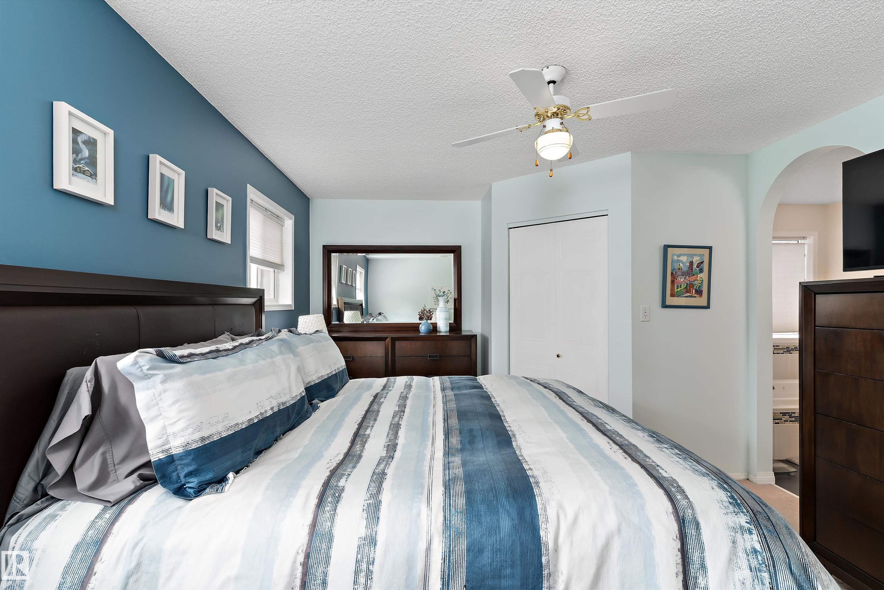 The bedroom features a ceiling fan, a window, and a closet with bi-fold doors - 322 Pearson Crescent, Edmonton, AB - Indoor Photo Showing Bedroom