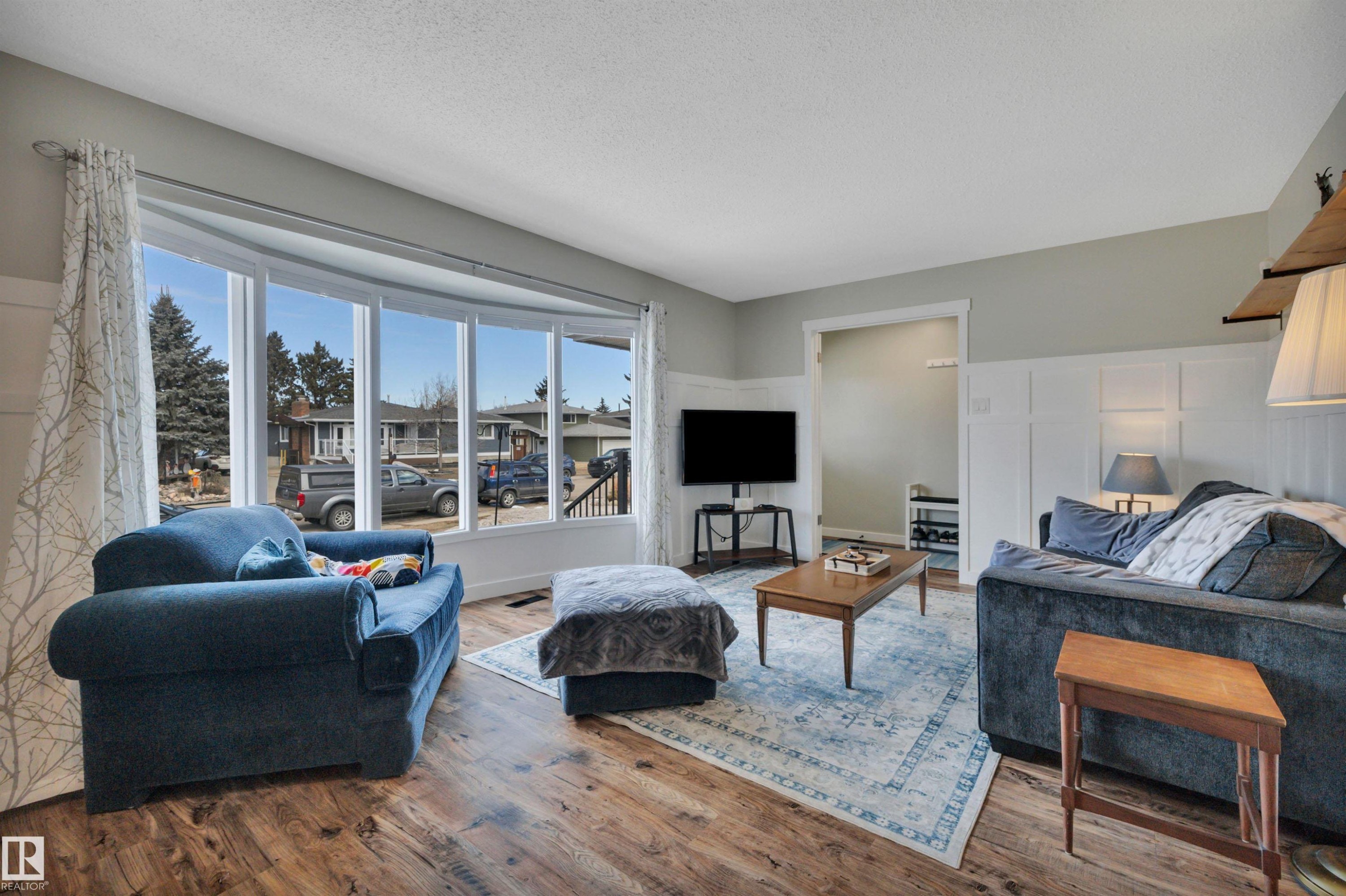 10435 39A Avenue, Edmonton, AB - Indoor Photo Showing Living Room