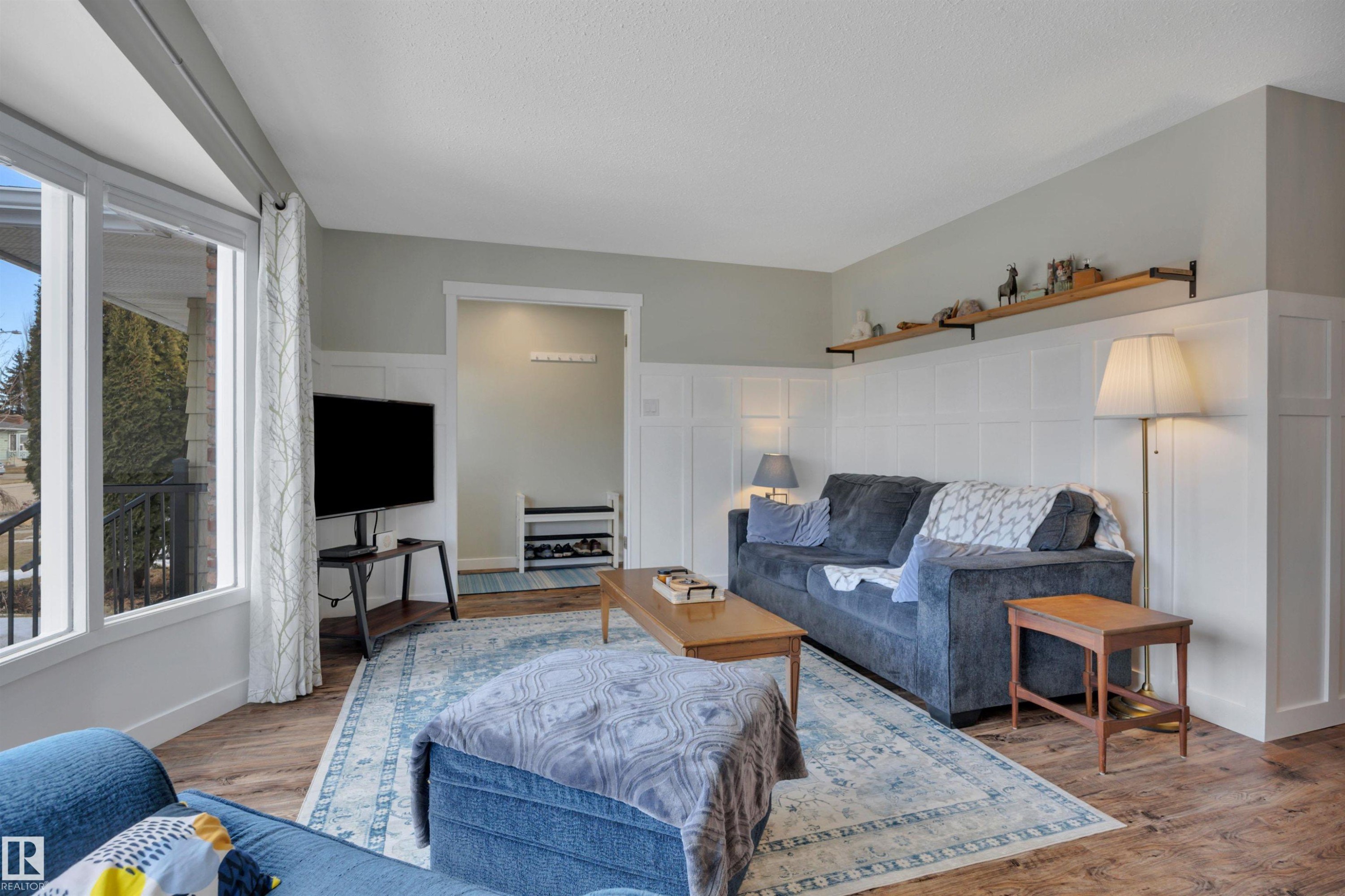 10435 39A Avenue, Edmonton, AB - Indoor Photo Showing Living Room