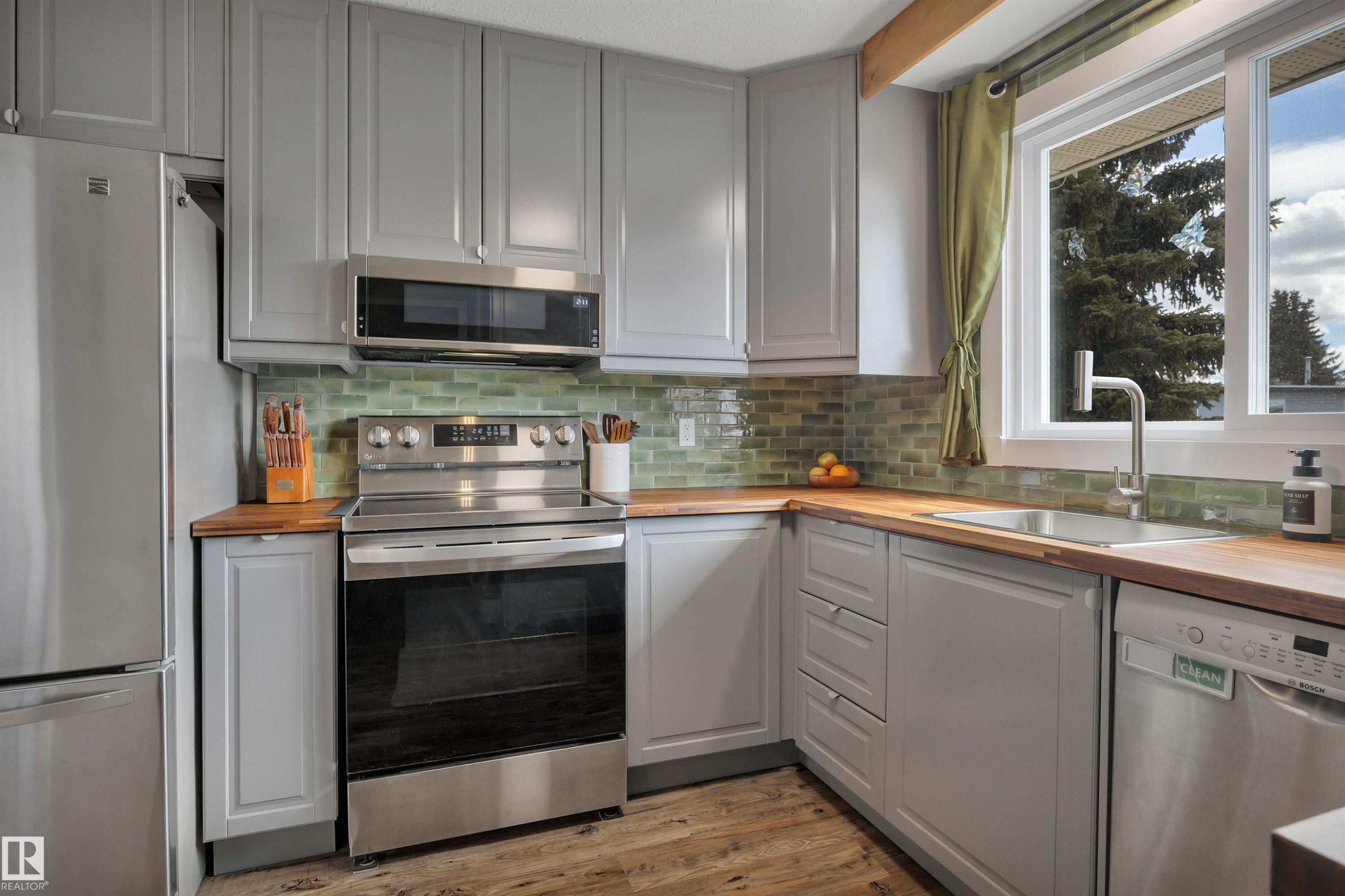 10435 39A Avenue, Edmonton, AB - Indoor Photo Showing Kitchen