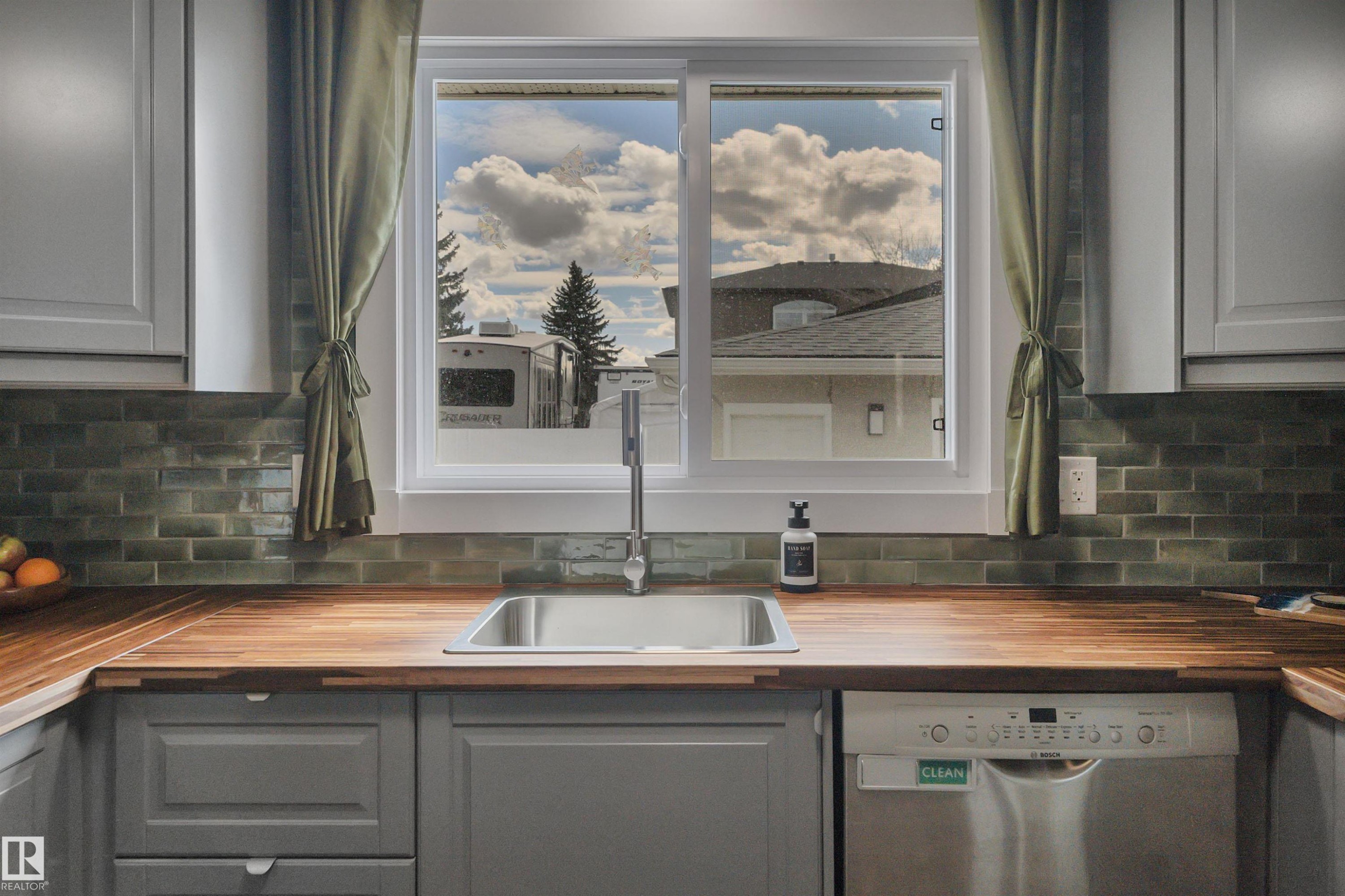 10435 39A Avenue, Edmonton, AB - Indoor Photo Showing Kitchen