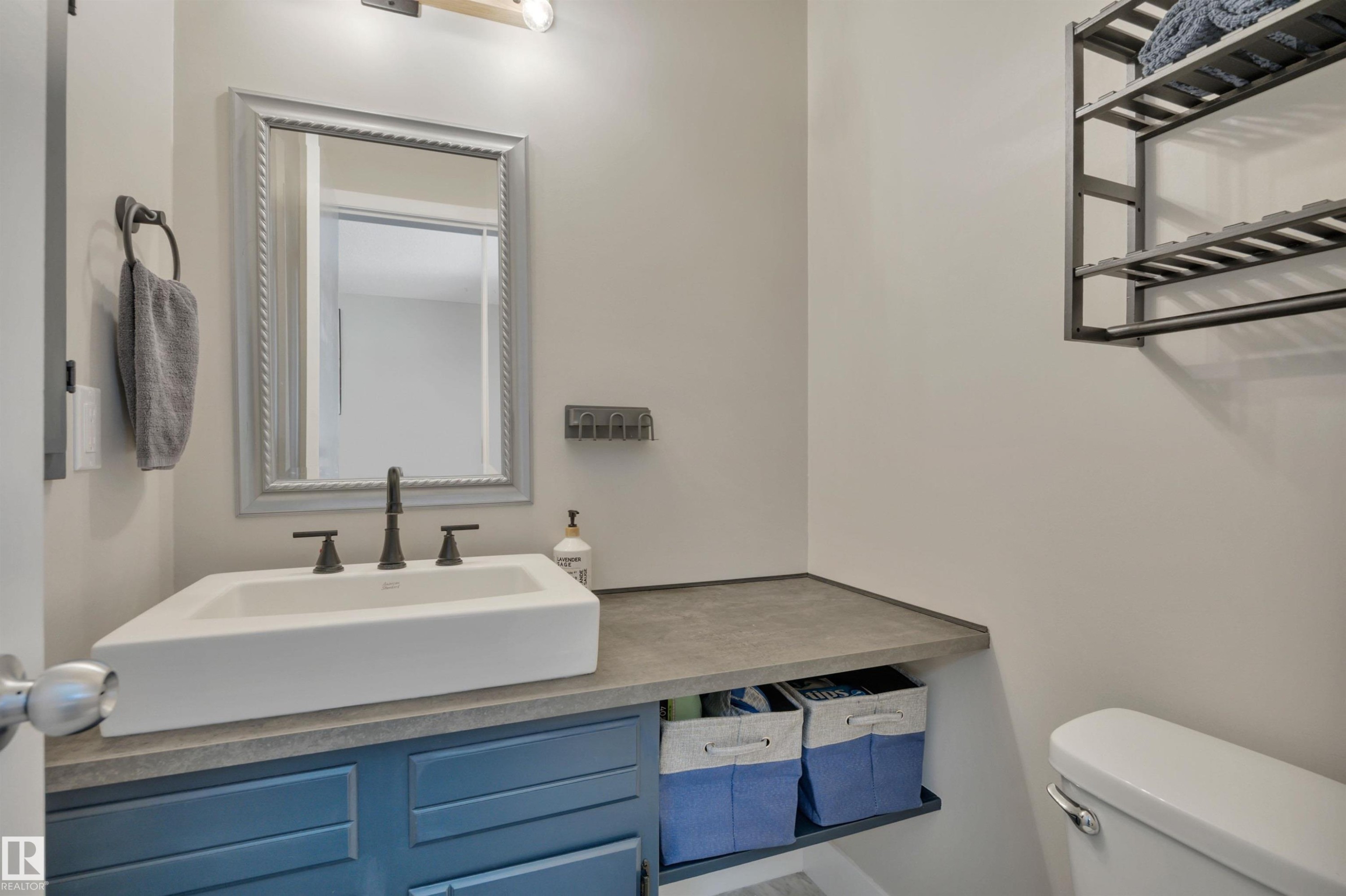 10435 39A Avenue, Edmonton, AB - Indoor Photo Showing Bathroom