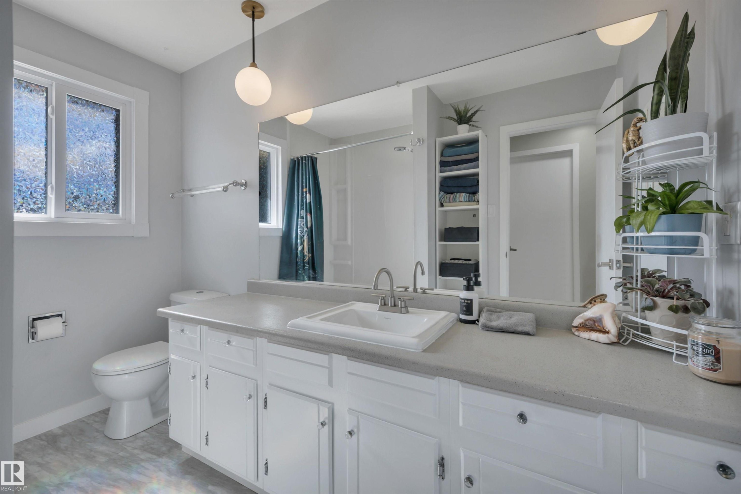10435 39A Avenue, Edmonton, AB - Indoor Photo Showing Bathroom