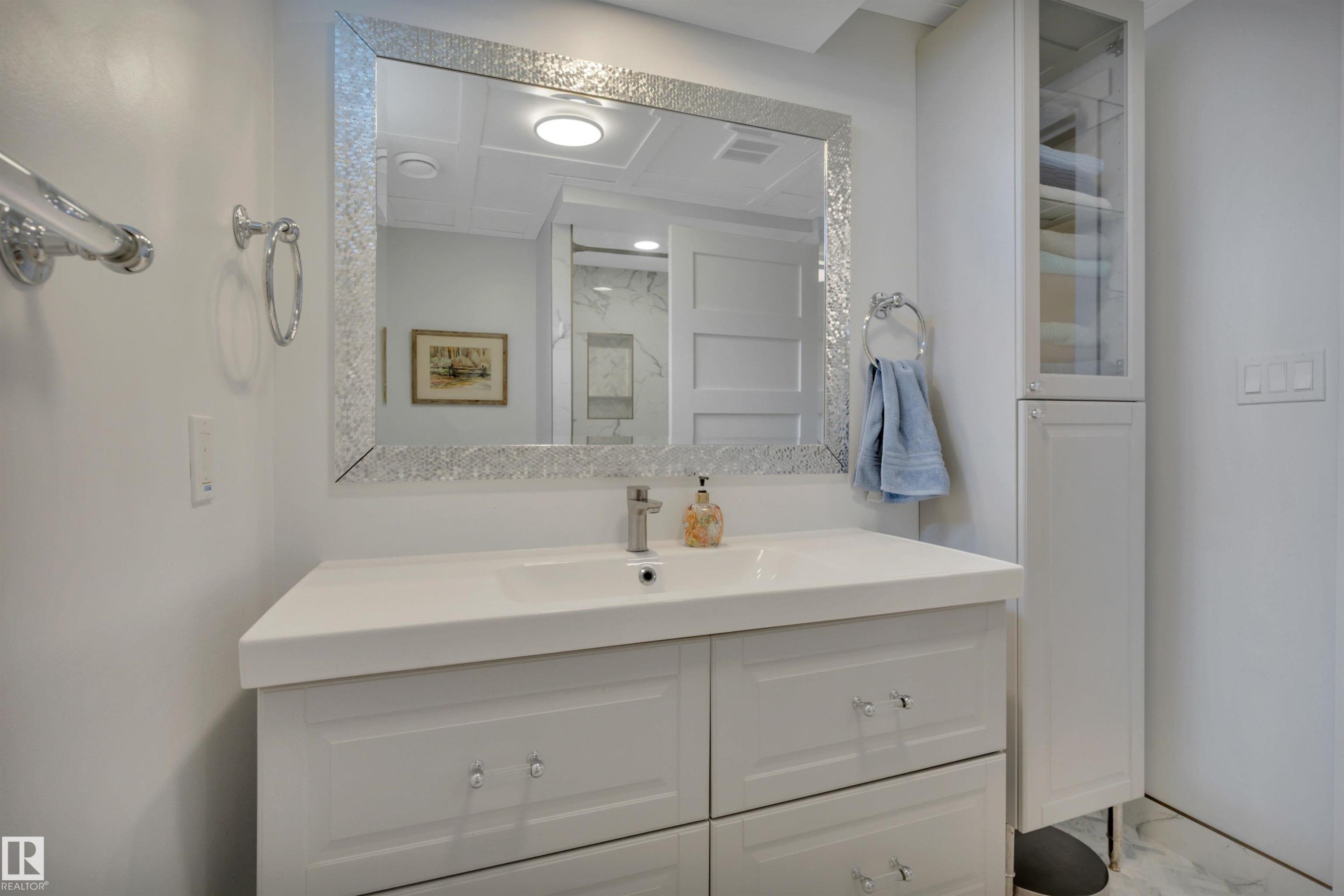 10435 39A Avenue, Edmonton, AB - Indoor Photo Showing Bathroom