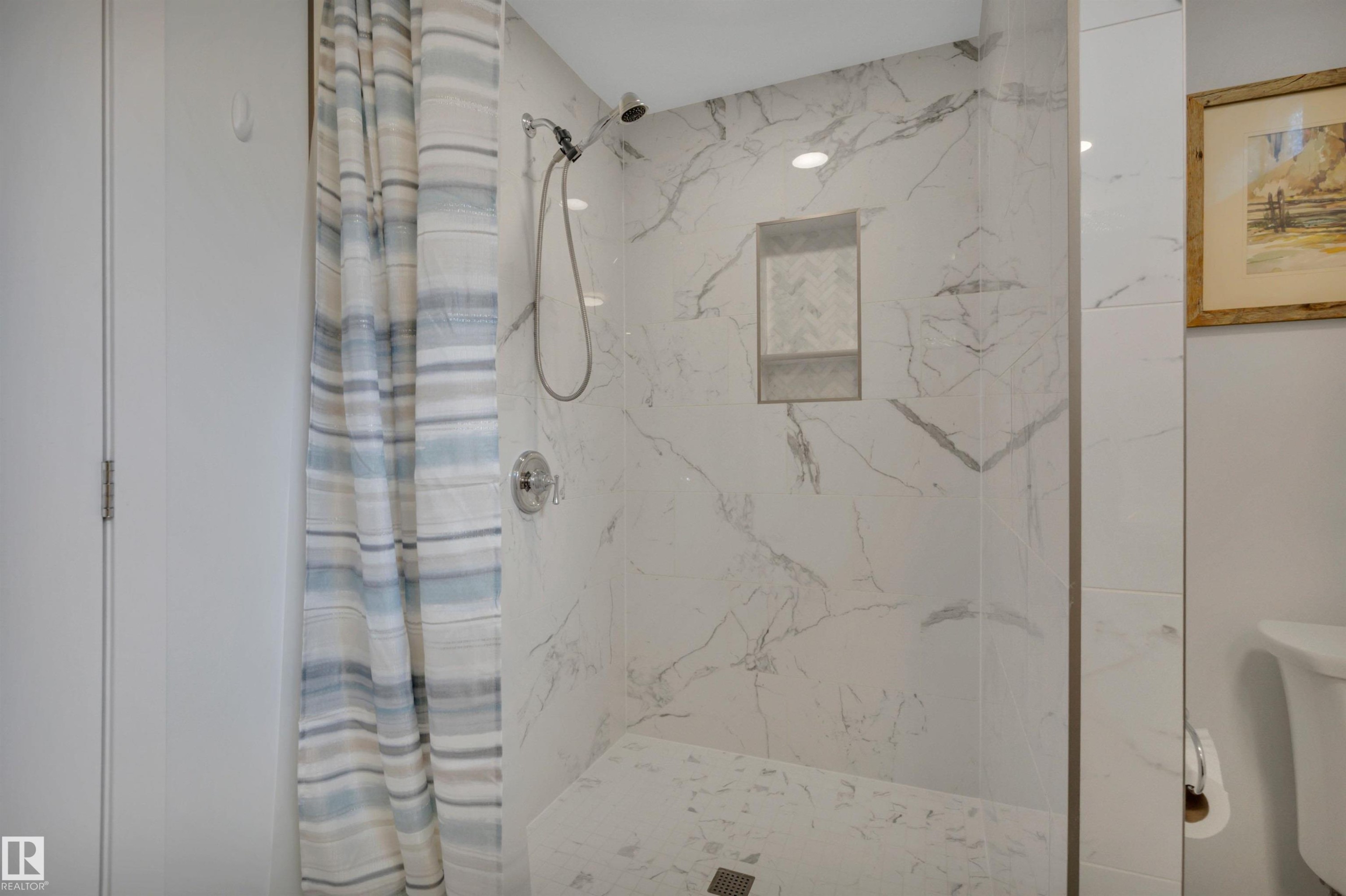 10435 39A Avenue, Edmonton, AB - Indoor Photo Showing Bathroom