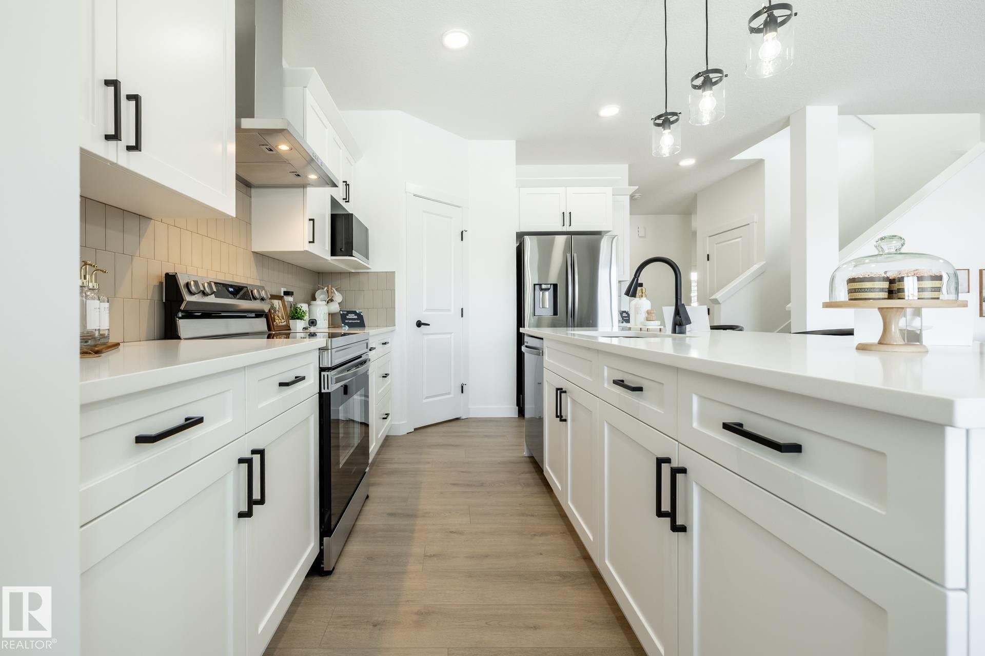 5219 Schonsee Drive, Edmonton, AB - Indoor Photo Showing Kitchen With Upgraded Kitchen